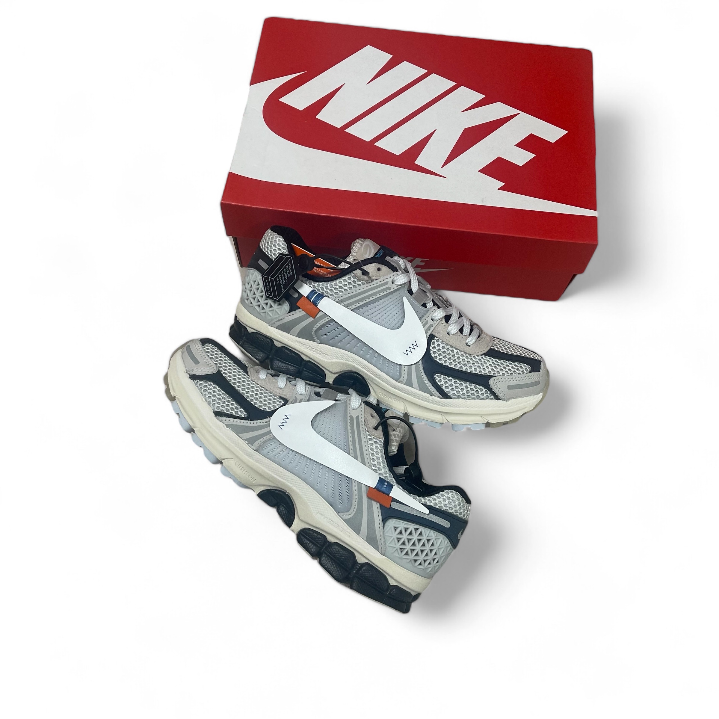 Nike Zoom Vomero 5 Light Bone and Black, Nike Zoom Vomero 5 Wheat Grass and Cacao Wow 착용 스타일 - 2