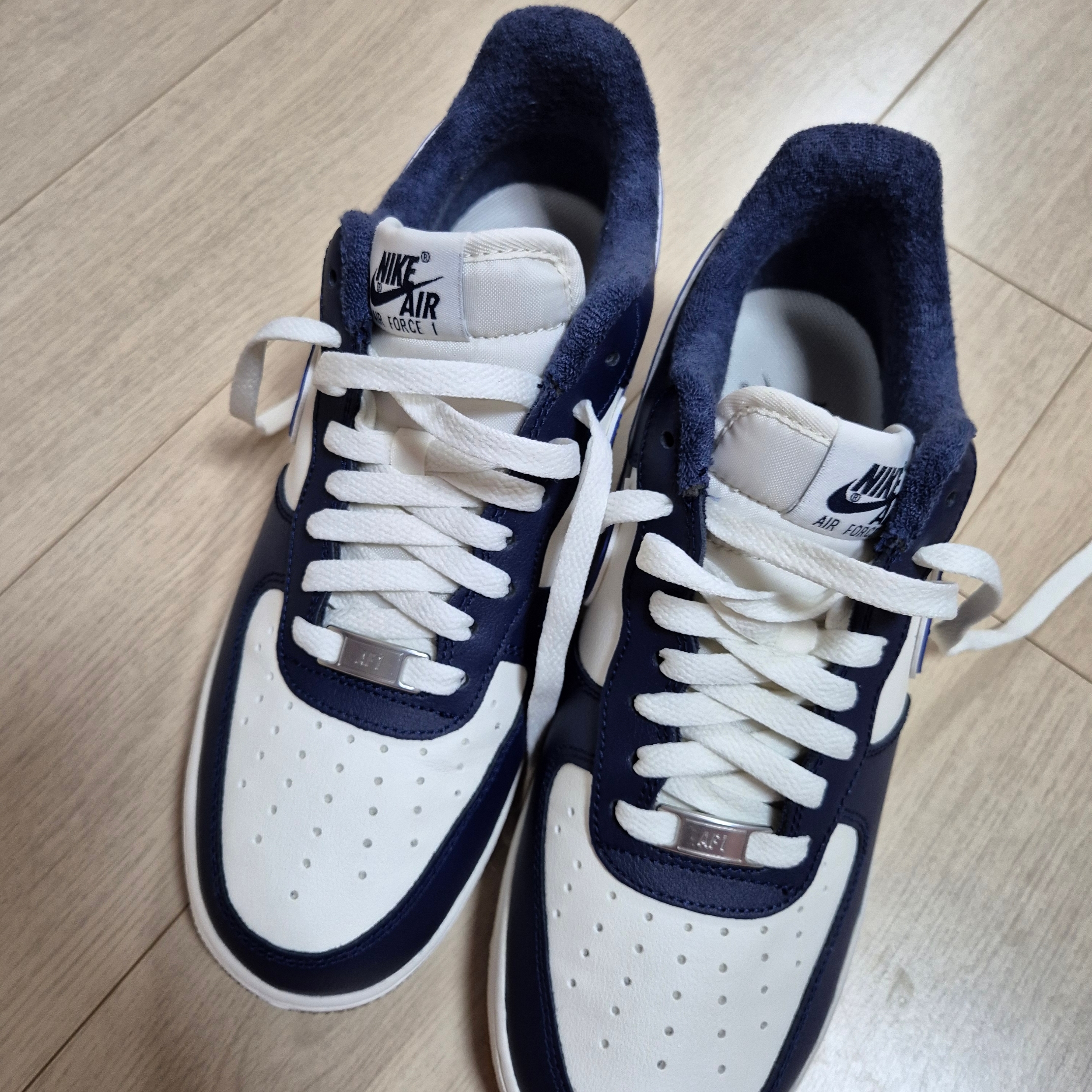 Nike Air Force 1 '07 LV8 Midnight Navy 착용 스타일