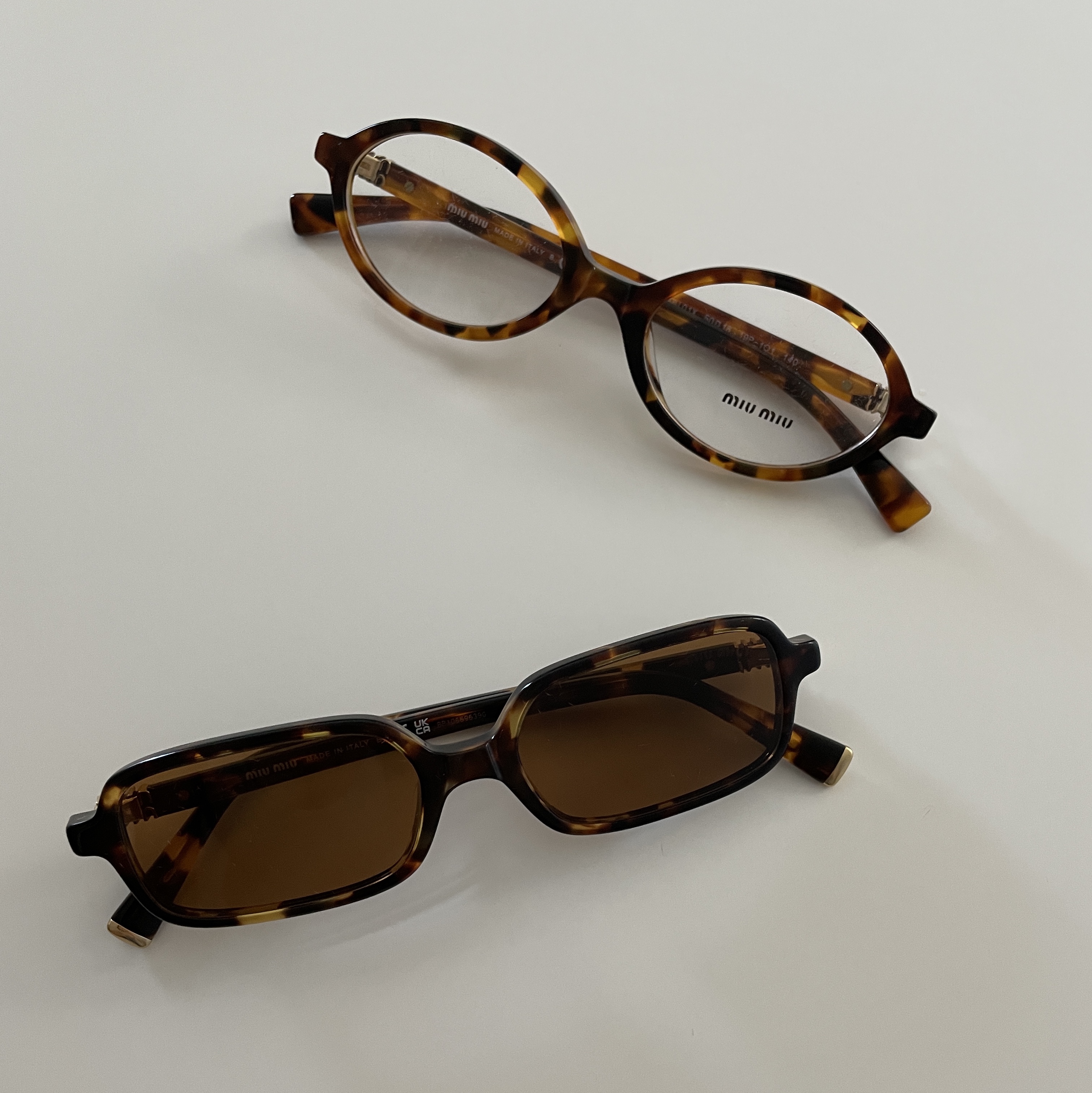 (W) Miu Miu Regard sunglasses Blue Lenses Honey Tortoiseshell Acetate Alternative fit, (W) Miu Miu Regard Sunglasses Camel Beige Lenses Honey Tortoiseshell Acetate Standard fit 착용 스타일 - 1