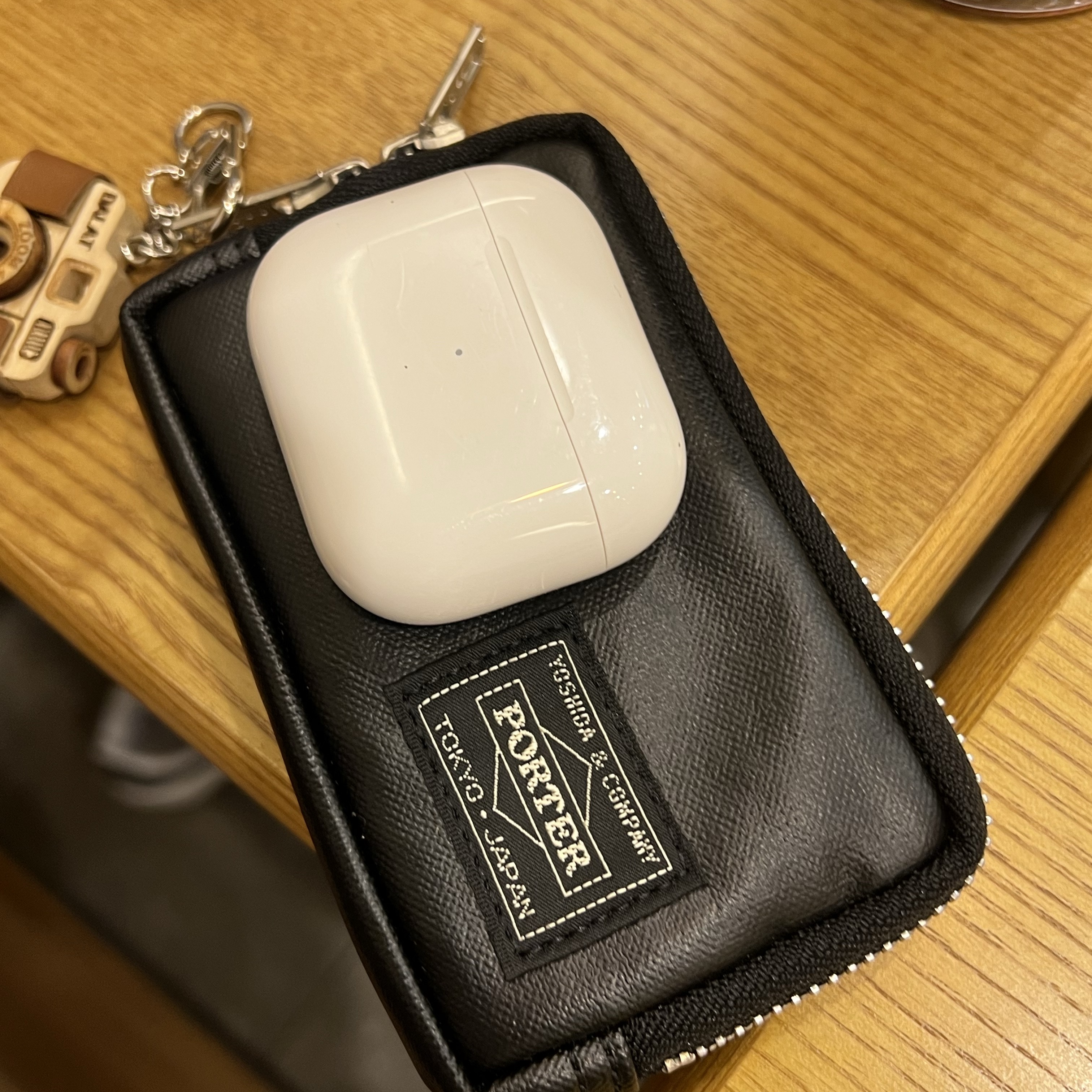 Porter Freestyle Multi Coin Case Black 착용 스타일