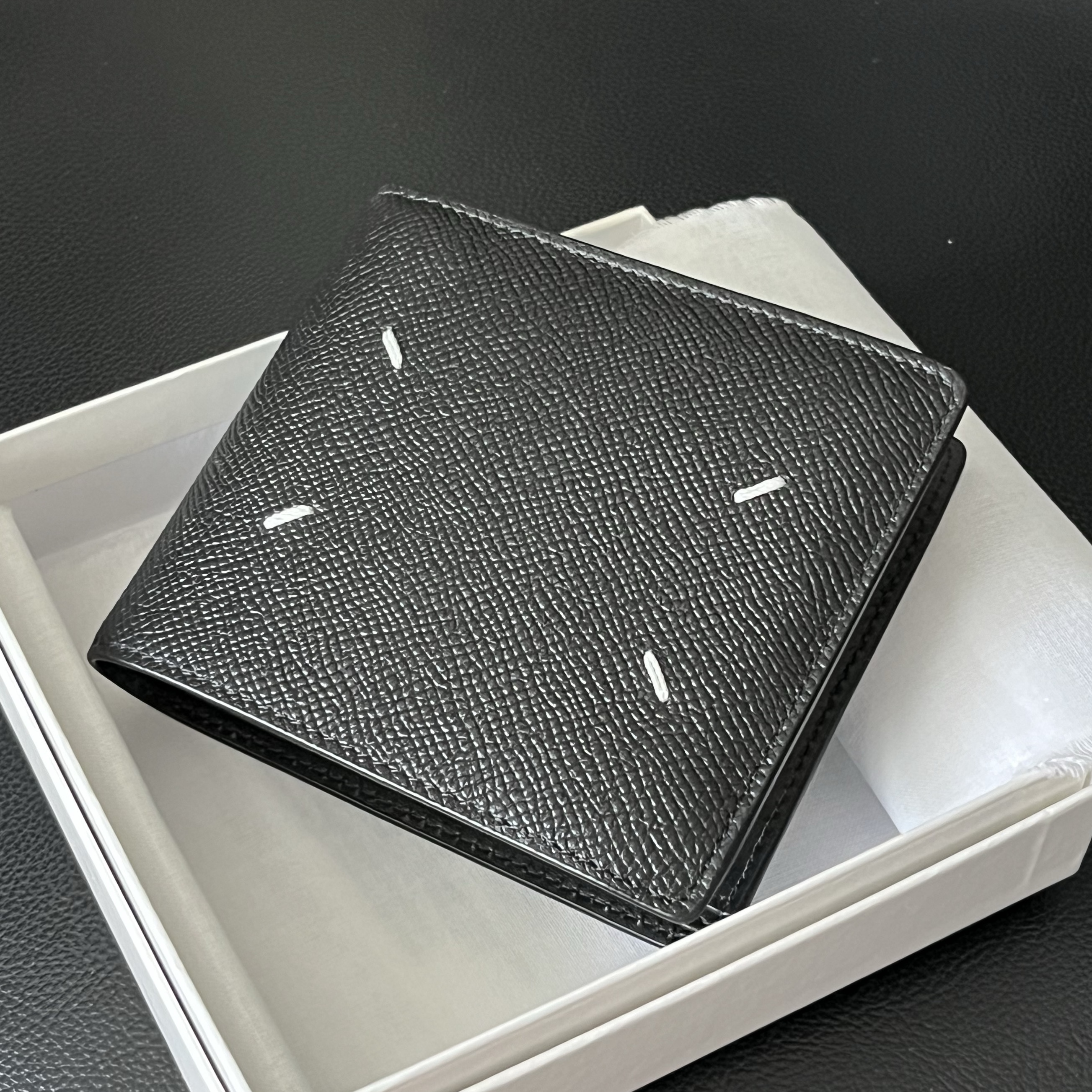 Maison Margiela Bovine Leather Bi-Fold Wallet Black 착용 스타일