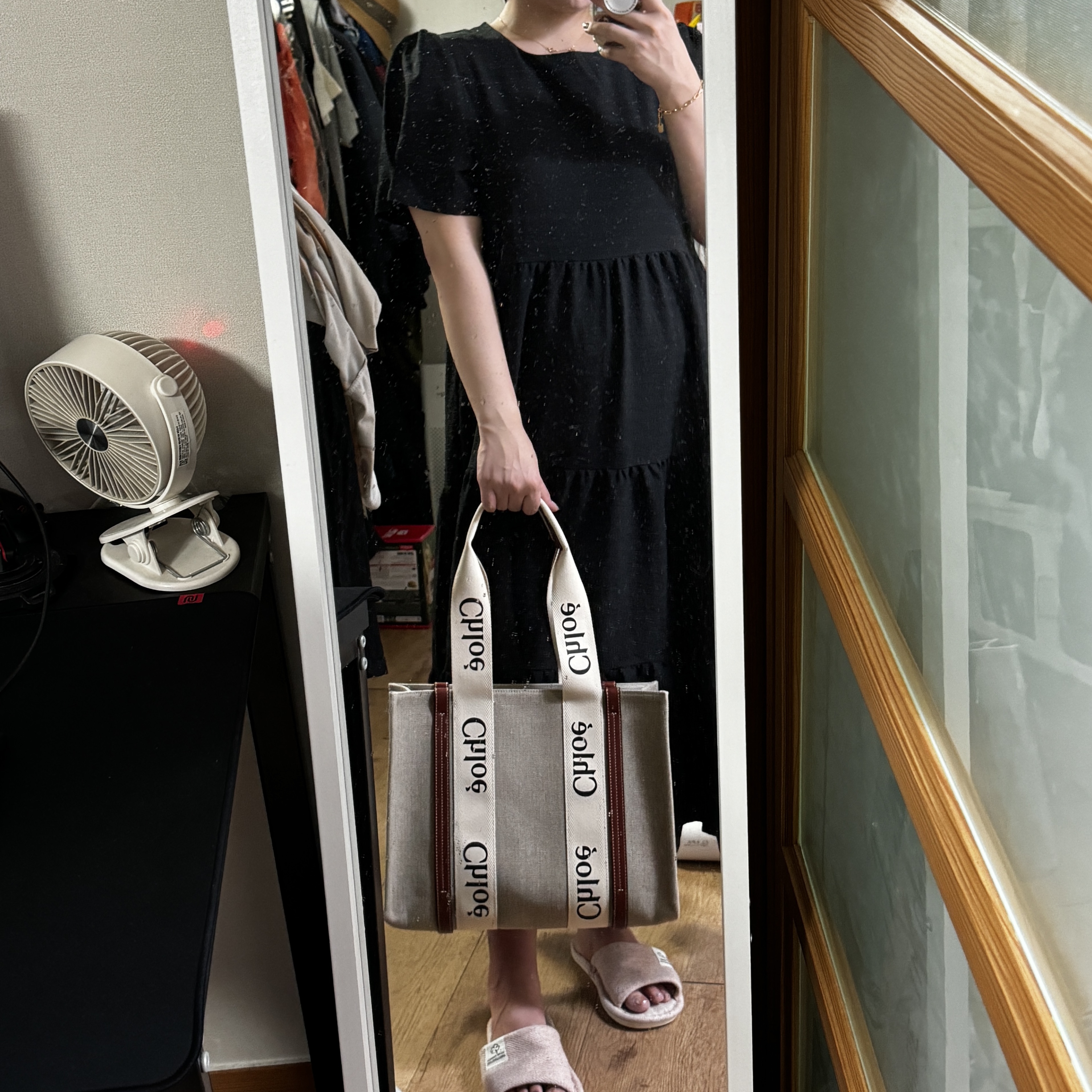 Chloe Woody Medium Tote Bag White Brown 착용 스타일 - 2