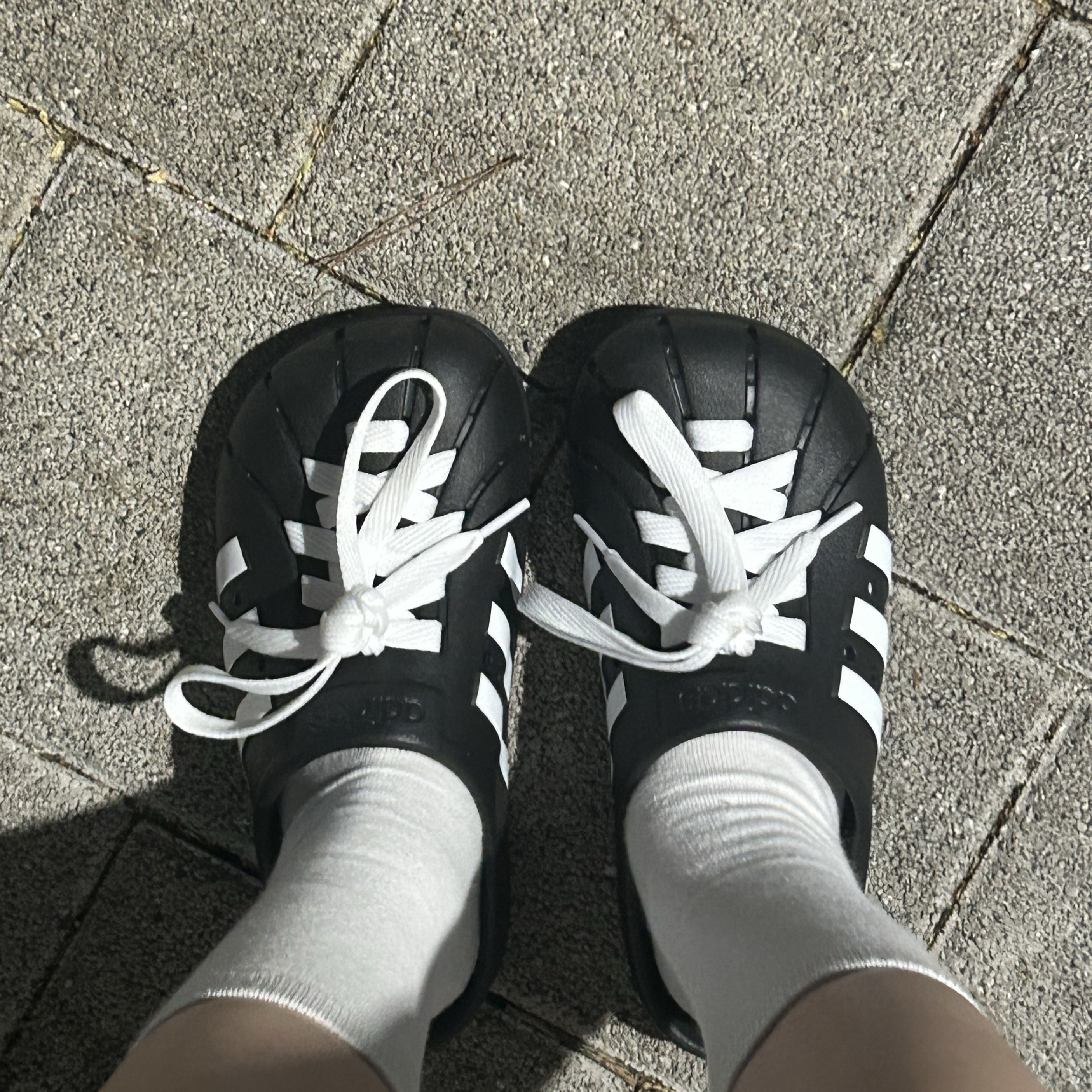 Adidas Adilette Clog Black White 착용 스타일