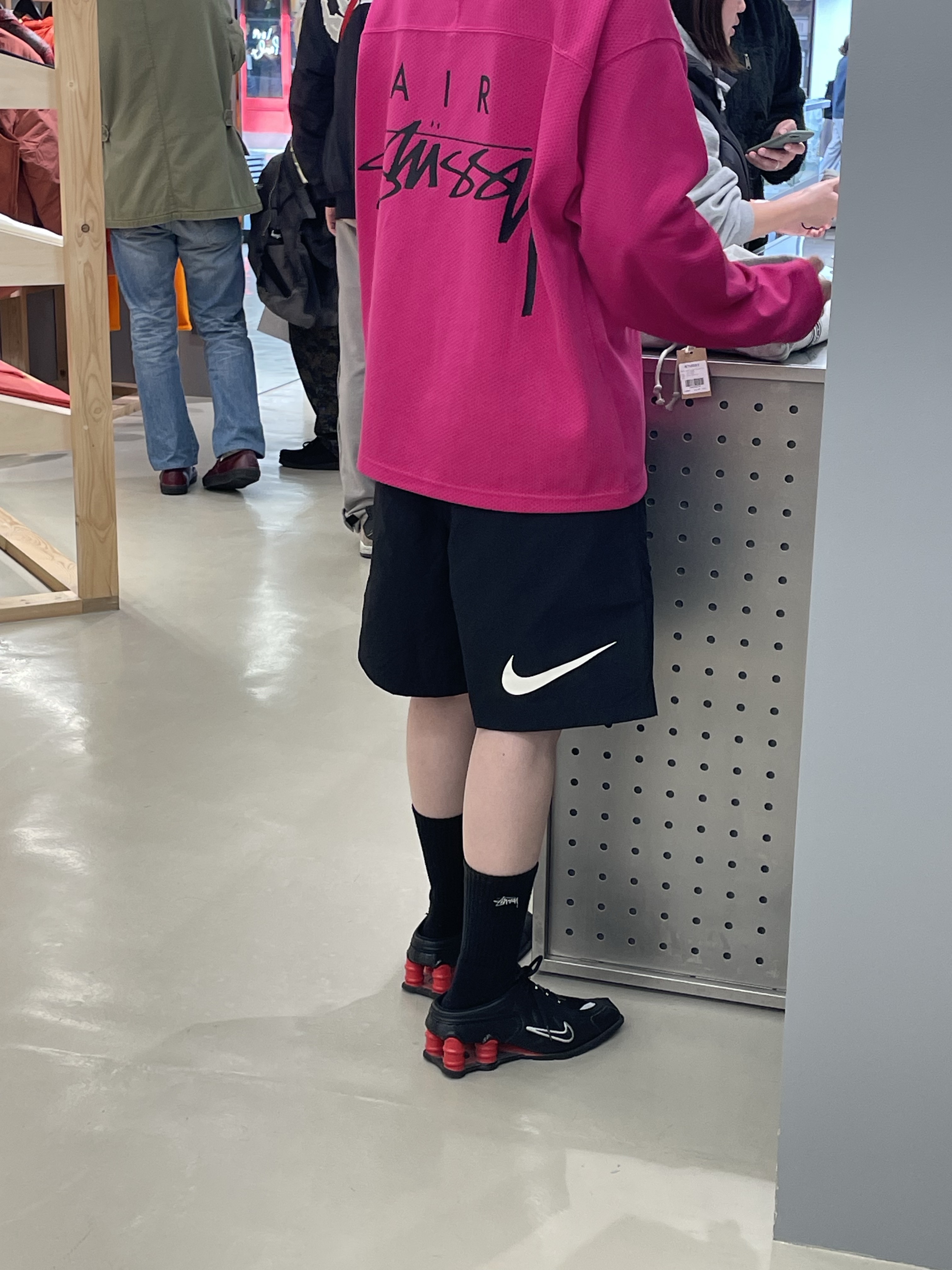 Nike x Martine Rose Shox MR4 Black, Nike x Stussy Shorts Black (FJ9167-010) 착용 스타일