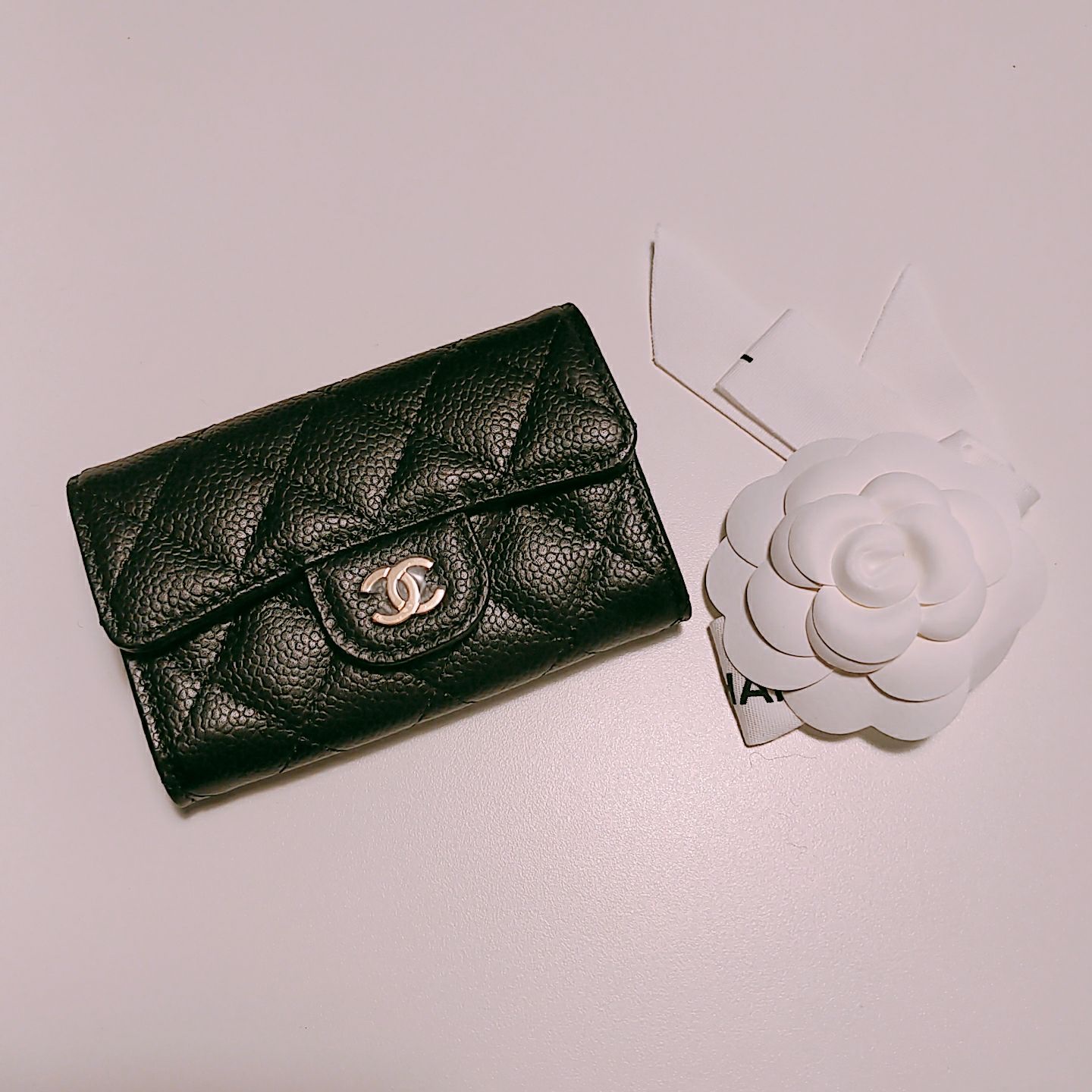 Chanel Classic Card Holder Grained Calfskin & Gold Black 착용 스타일 - 2