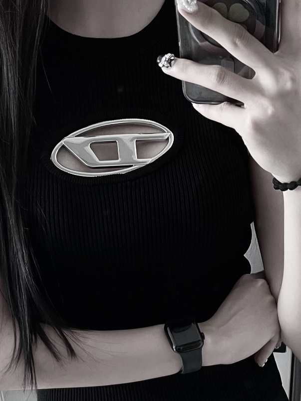 (W) Diesel M-Onerva-Top Cut-Out Knit Top with Logo Plaque Silver Black 착용 스타일