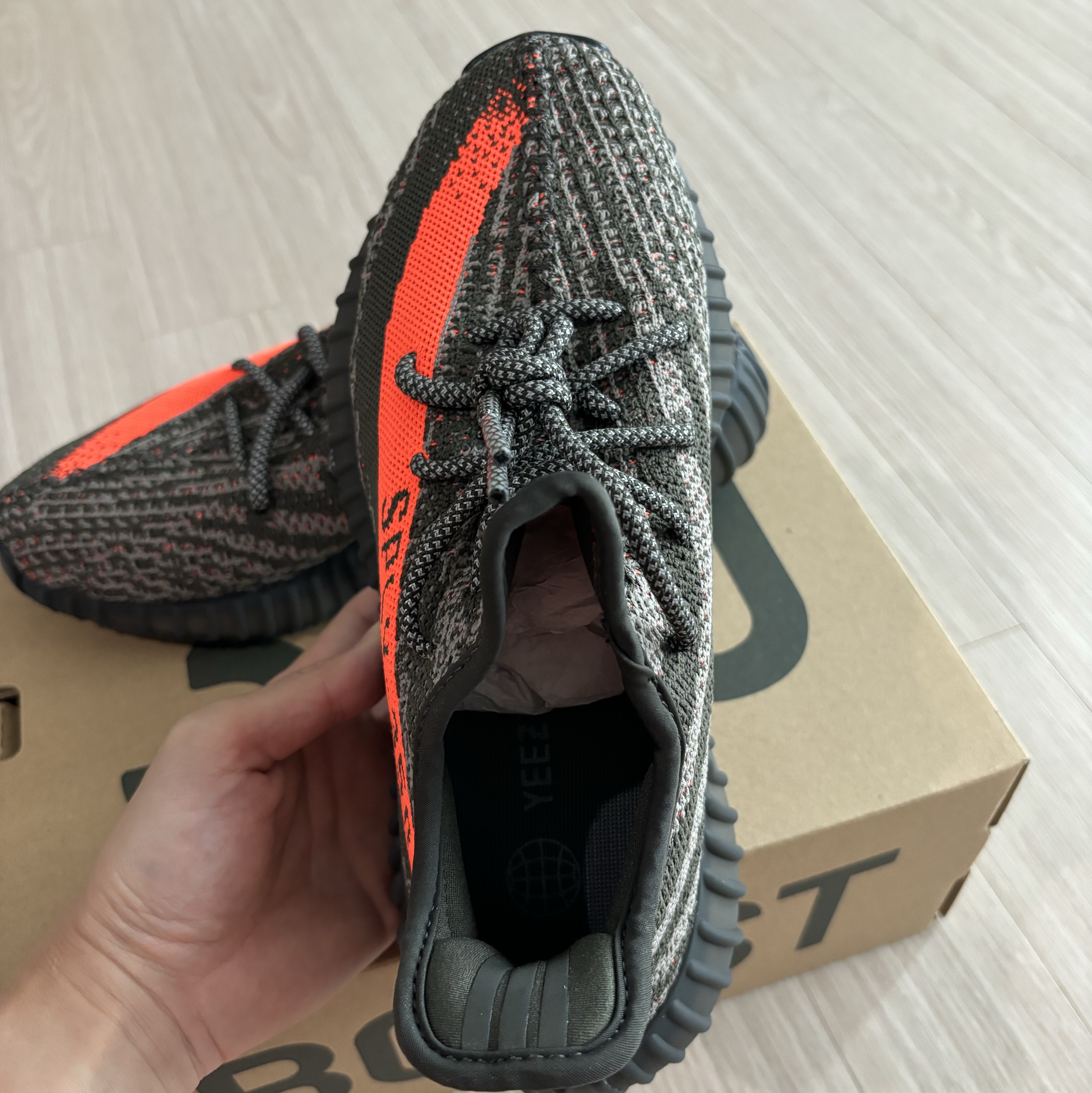 Adidas Yeezy Boost 350 V2 Carbon Beluga 착용 스타일 - 4