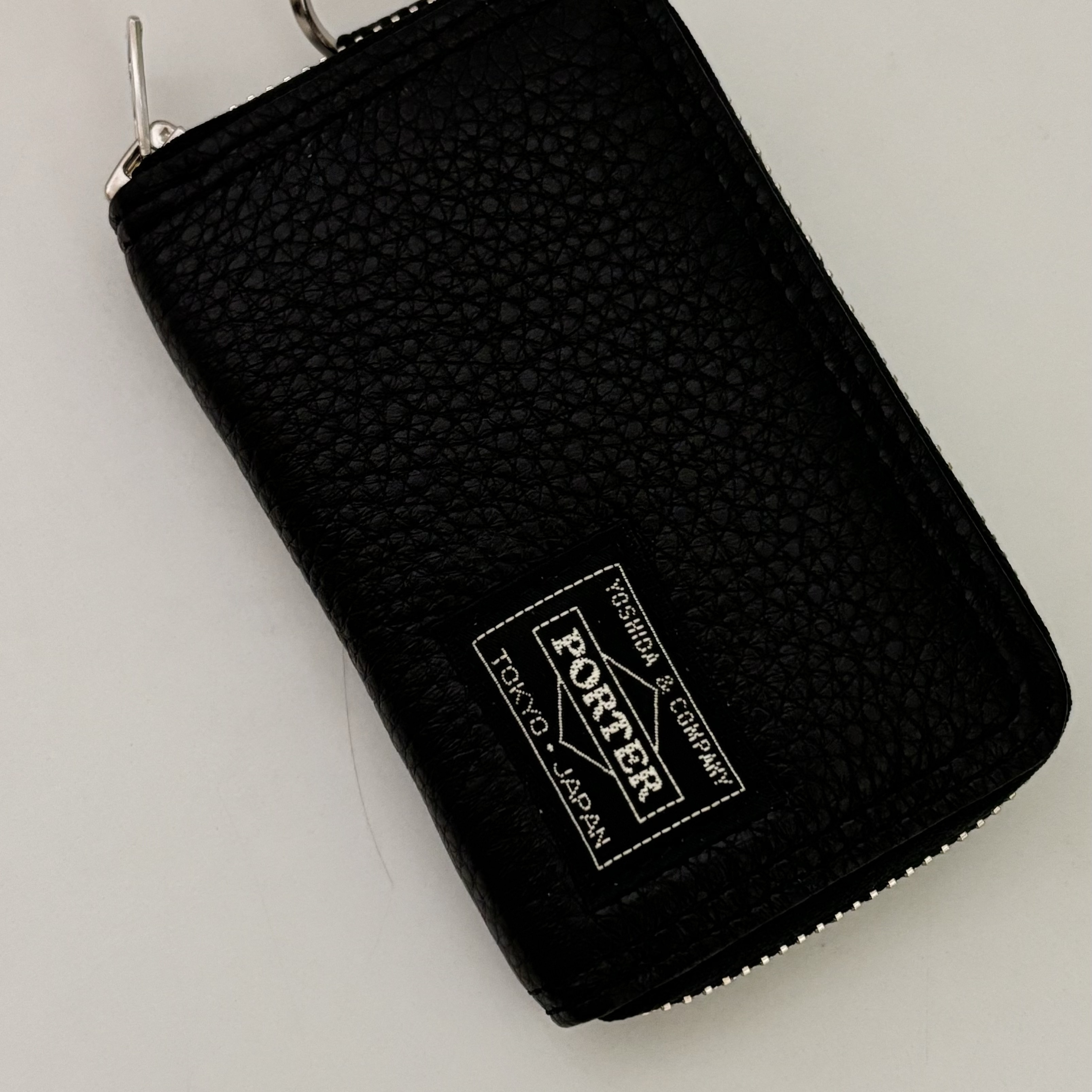 Porter Calm Coin Case Black 착용 스타일 - 1