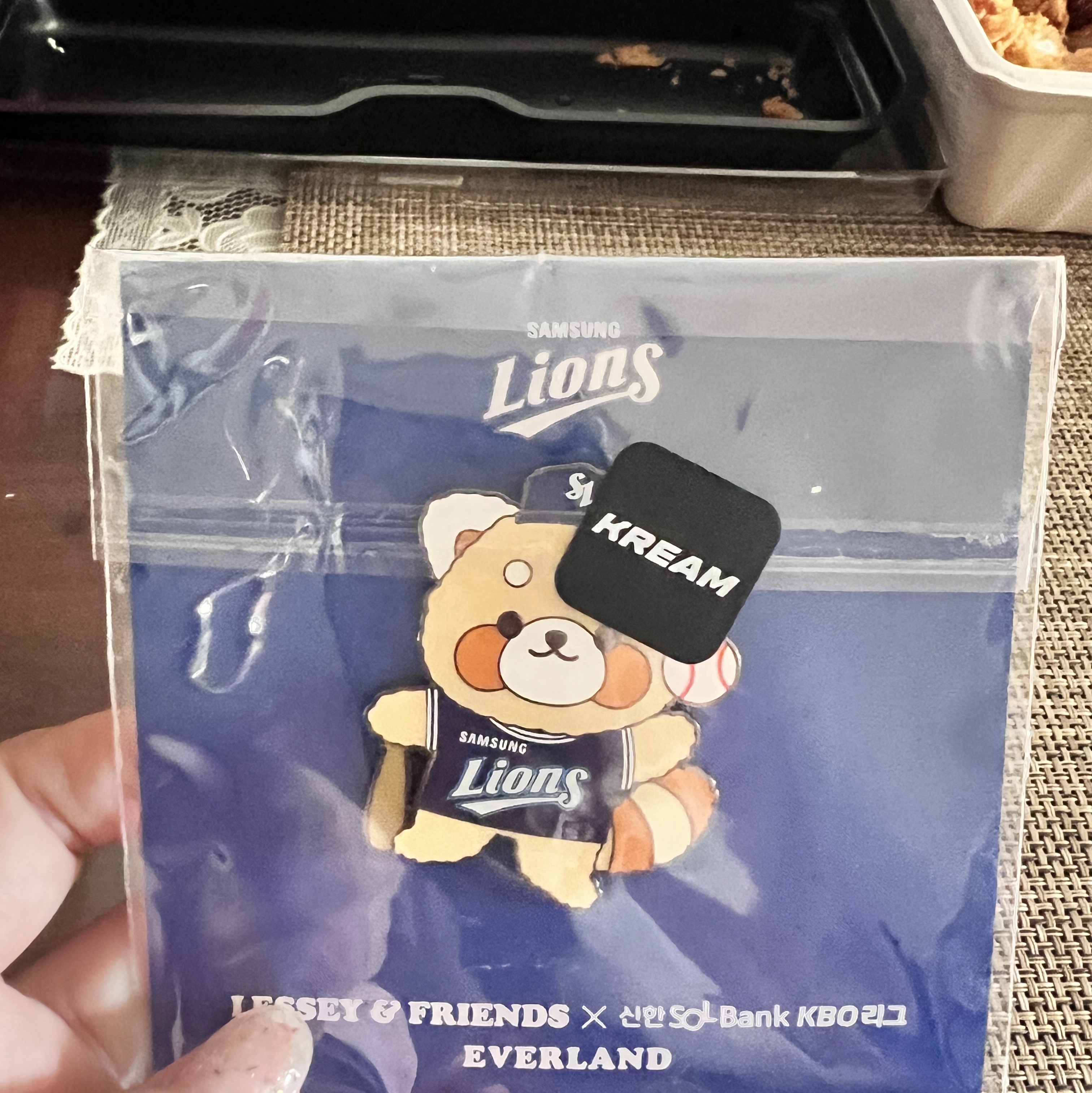Lessey & Friends x KBO The Strongest Lessey Metal Badge Samsung Lions 착용 스타일 - 1