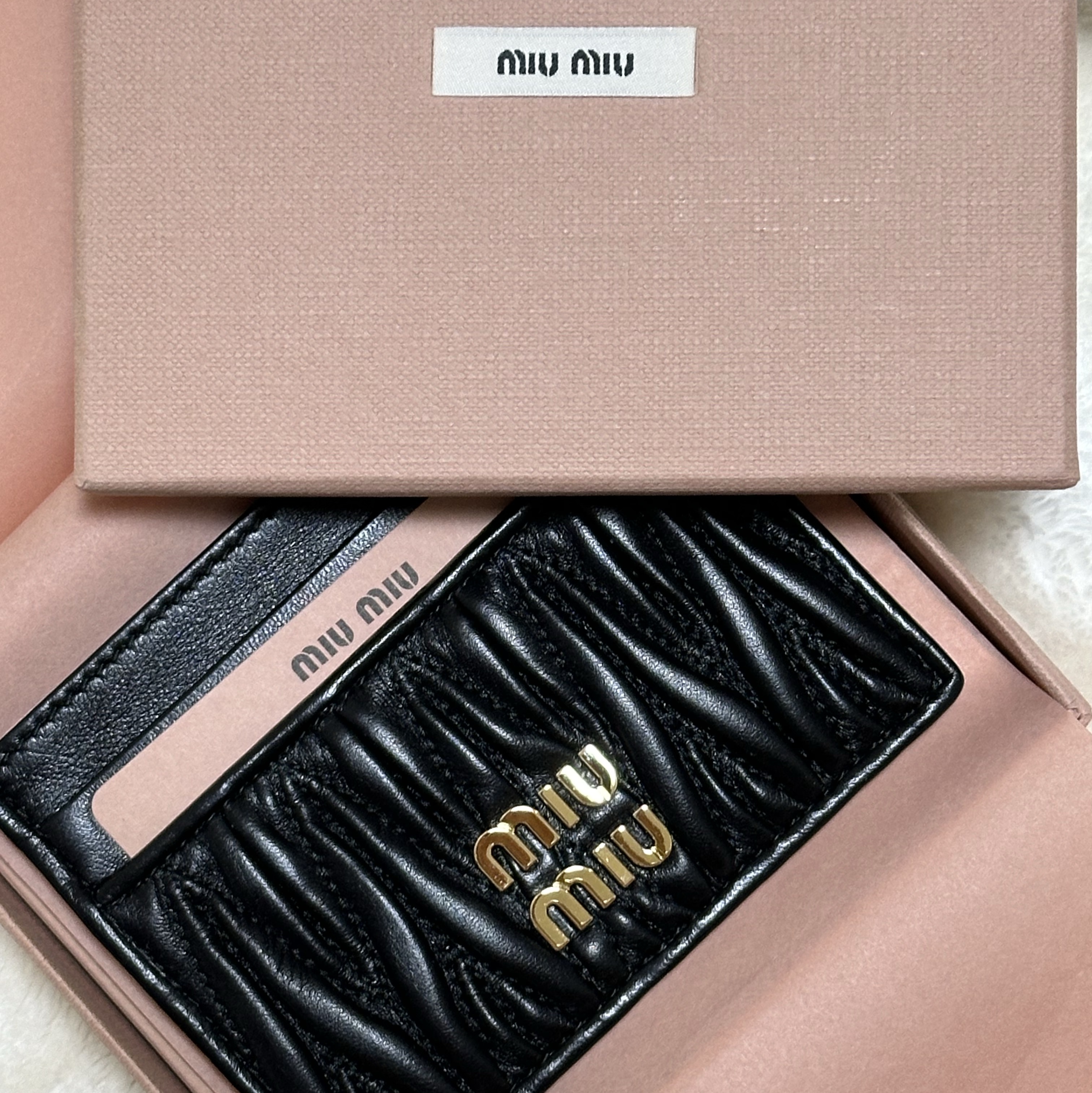 Miu Miu Matelasse Nappa Leather Card Holder Black 착용 스타일