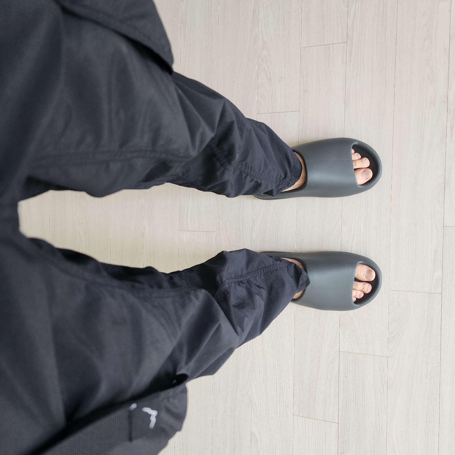 Adidas Yeezy Slide Granite 착용 스타일