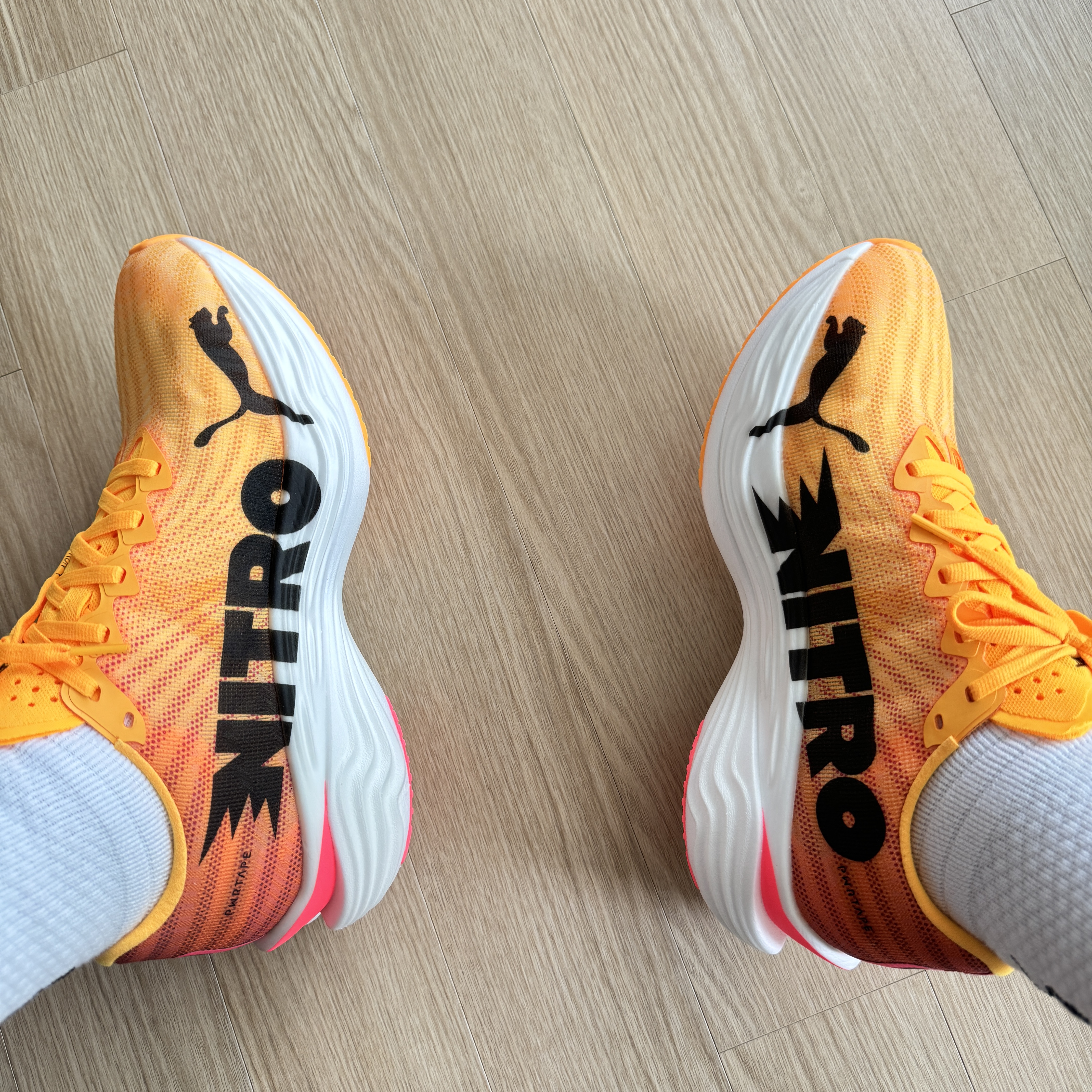 Puma Deviate Nitro Elite 3 Fire Sun Stream Sunset Glow 착용 스타일 - 1