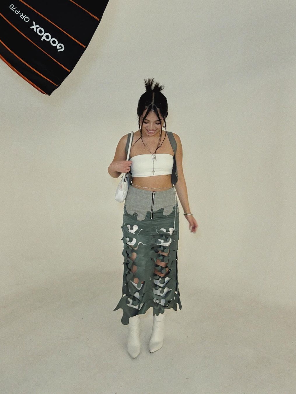 [KREAM 단독] ADSB Andersson Bell Women Laser-Cutting Long Skirt Khaki 착용 스타일 - 4
