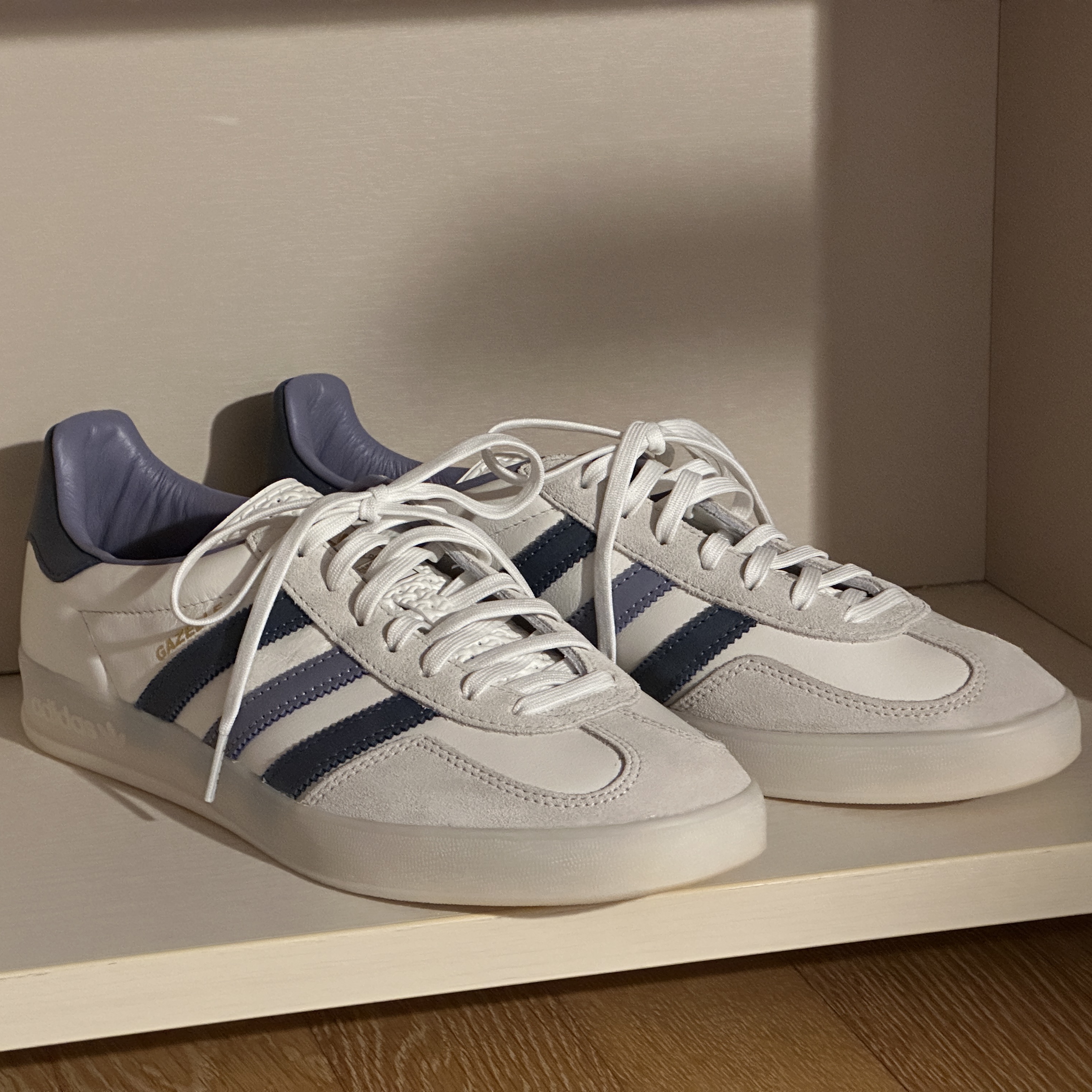 Adidas Gazelle Indoor Core White Preloved Ink 착용 스타일 - 1