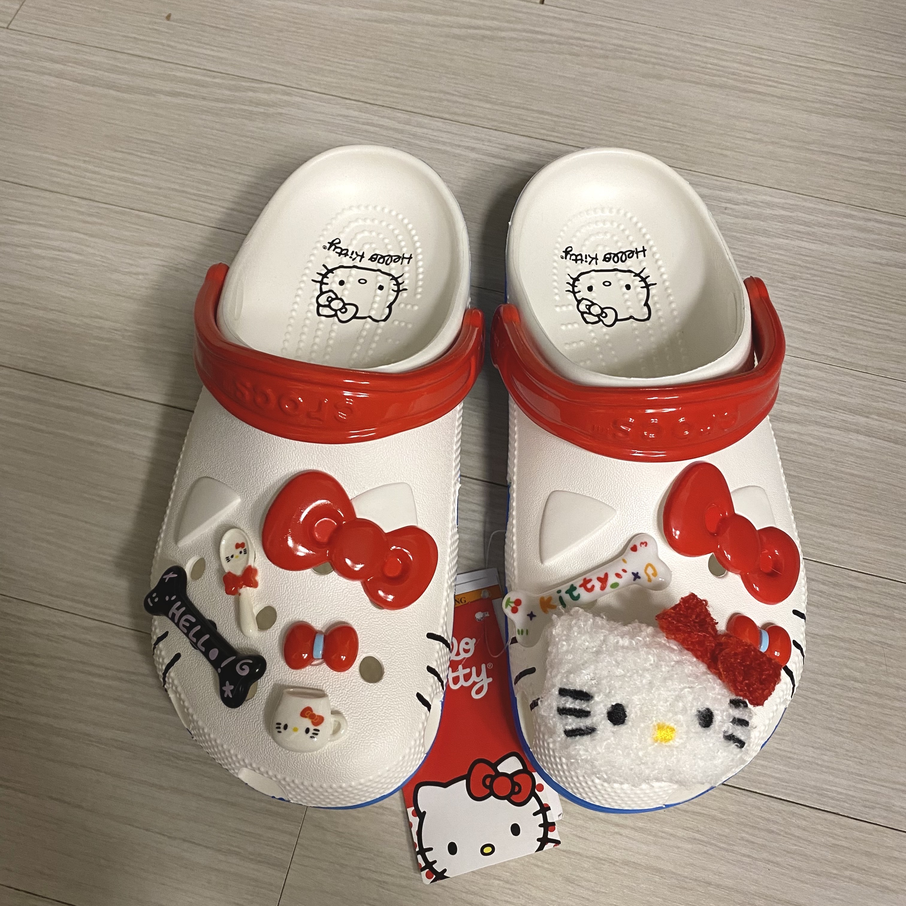 (W) Crocs x Hello Kitty Classic Clog White 착용 스타일 - 1