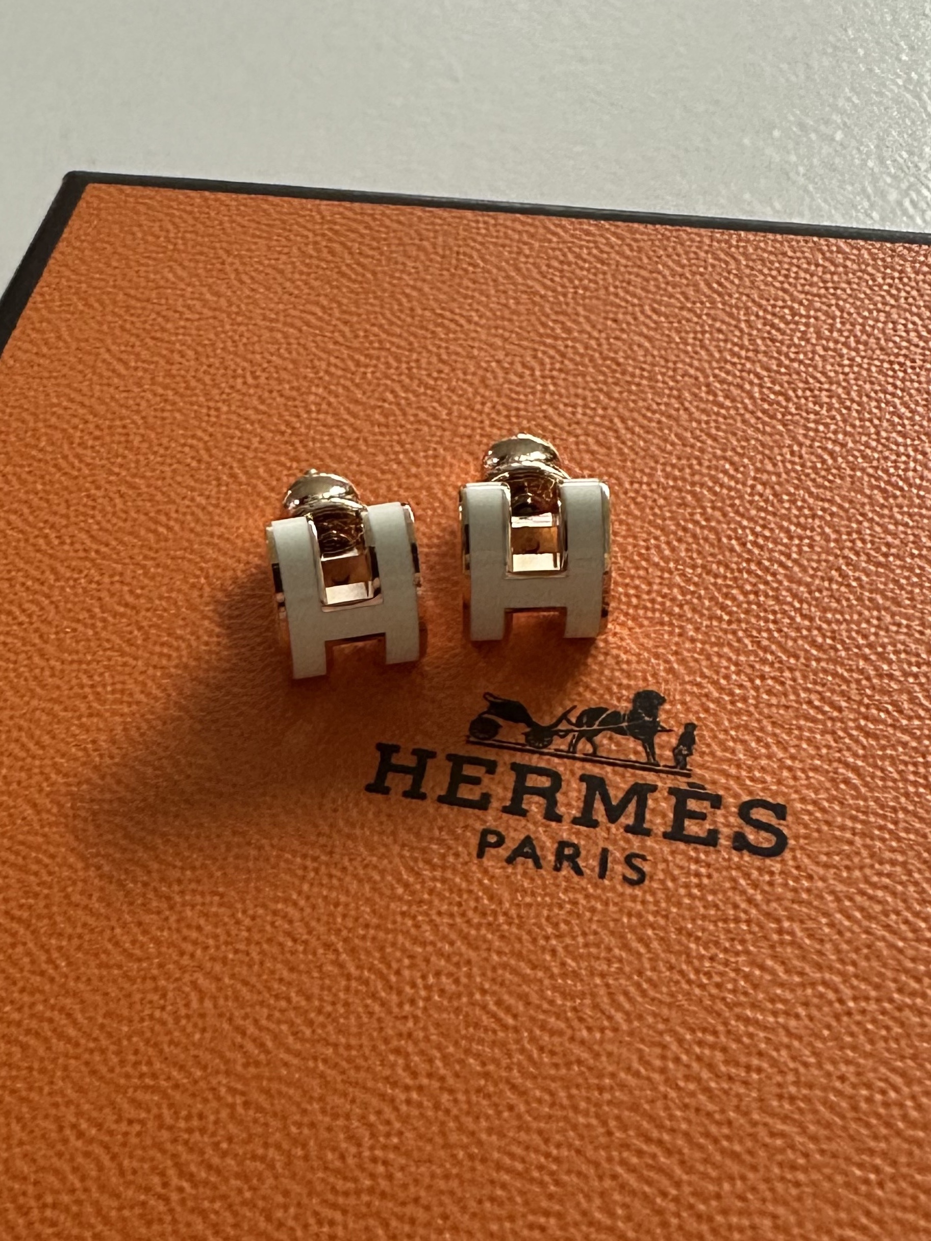 (W) Hermes Mini Pop H Earrings Rose Gold & Blanc 착용 스타일
