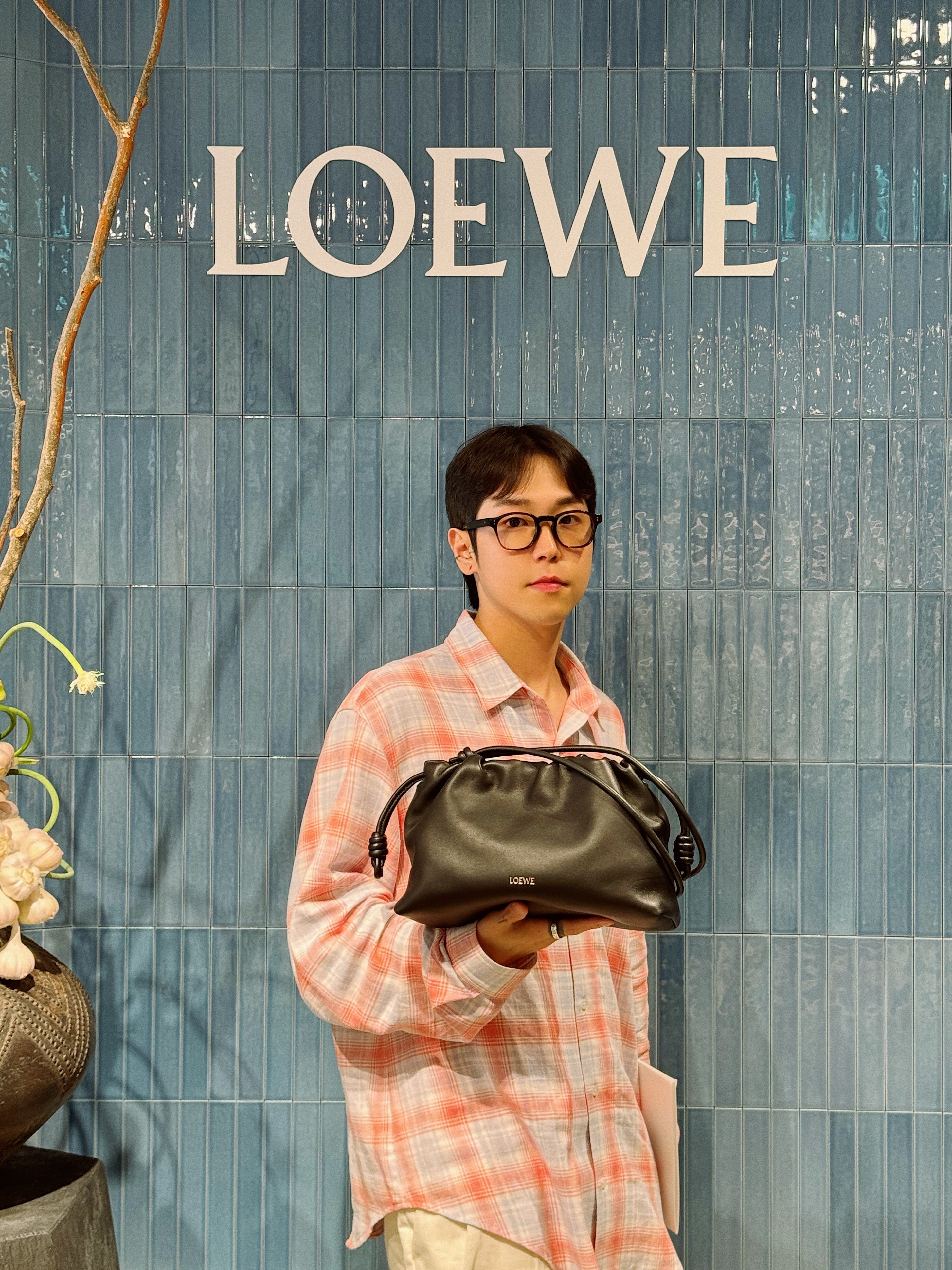 STU Logo Button Check Shirt Red, STU Suede Peny Loafers Black 착용 스타일 - 3