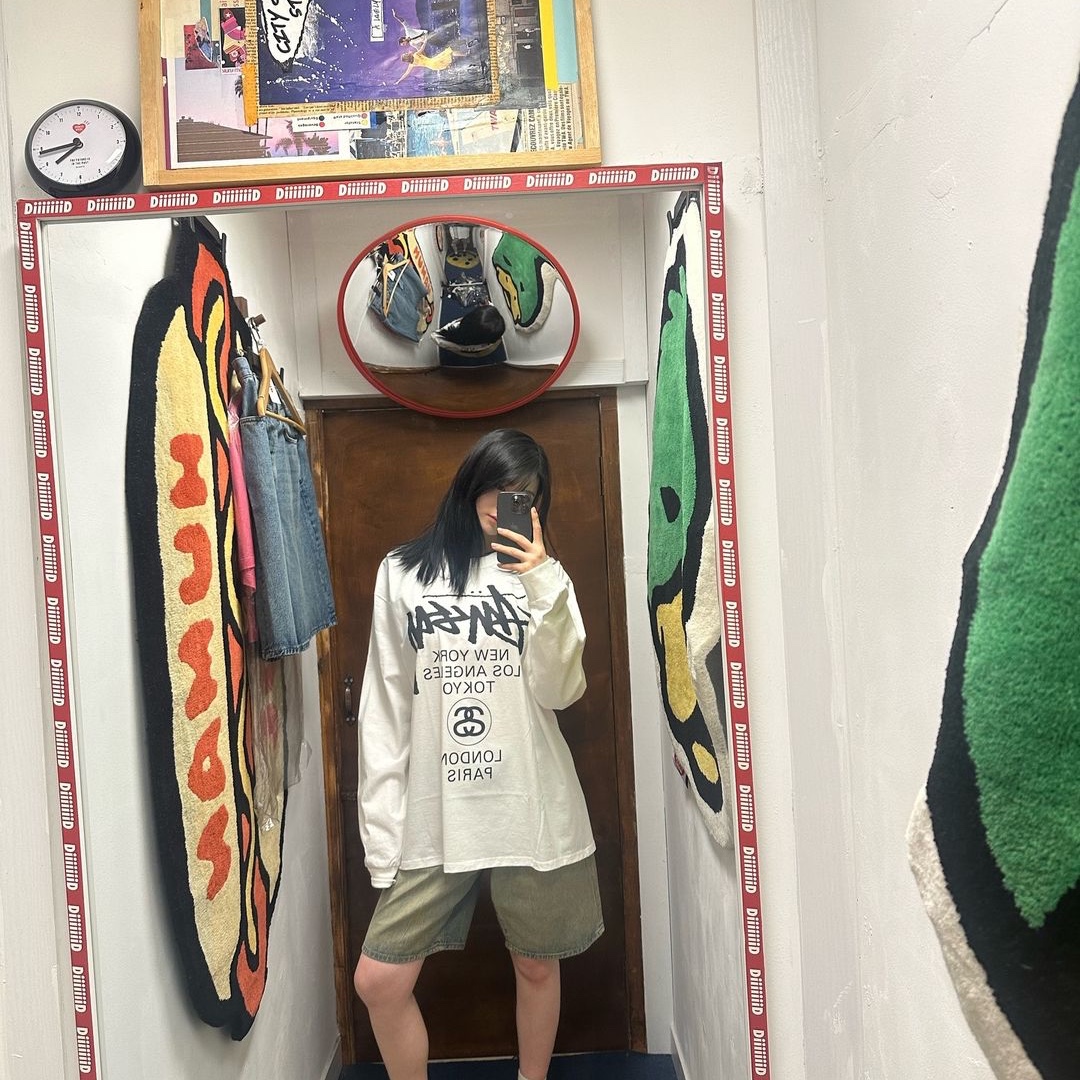Stussy World Tour LS T-Shirt White 2024, Stussy Denim Big OL' Shorts Beach Wash 착용 스타일 - 2