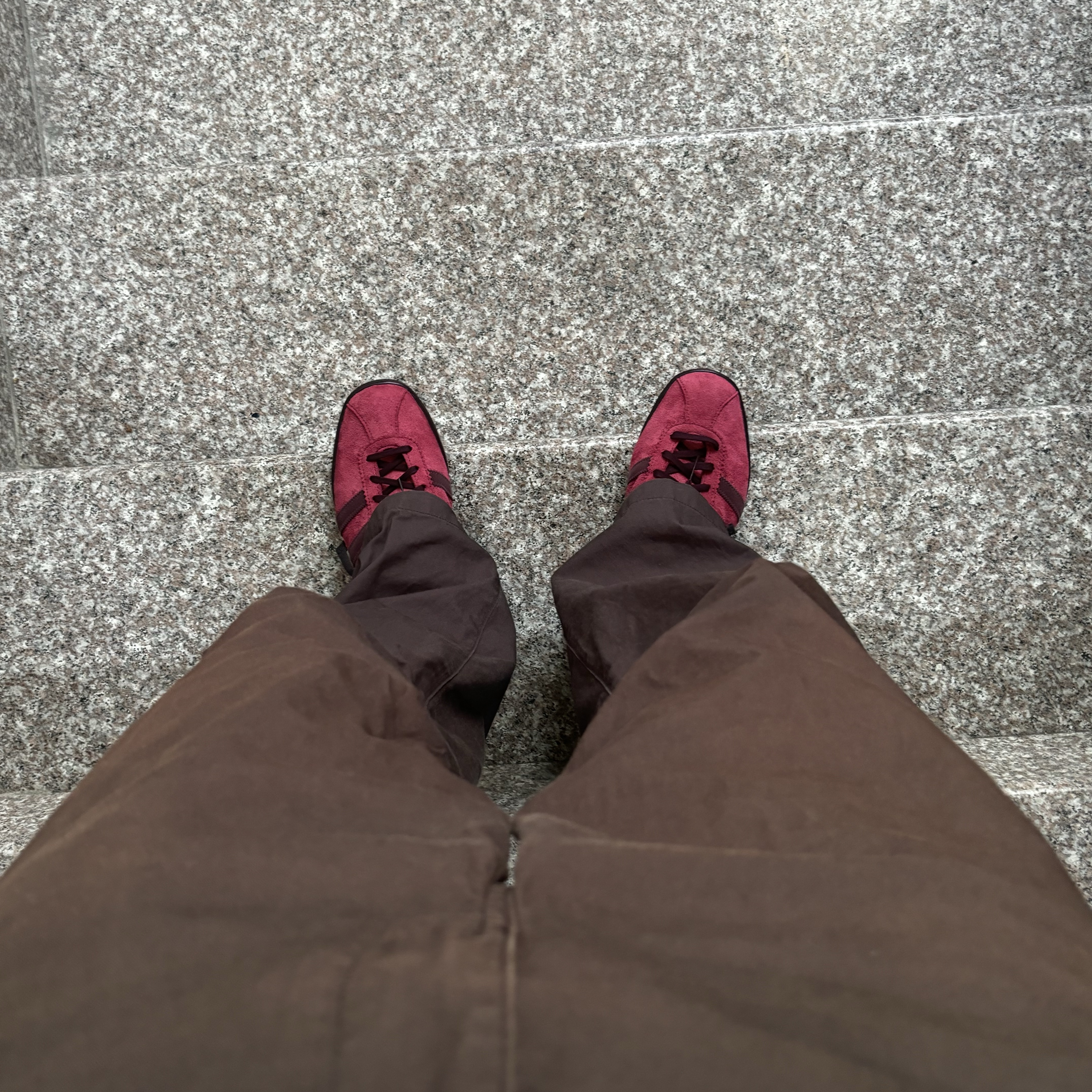 Adidas Tobacco Gruen Collegiate Burgundy 착용 스타일