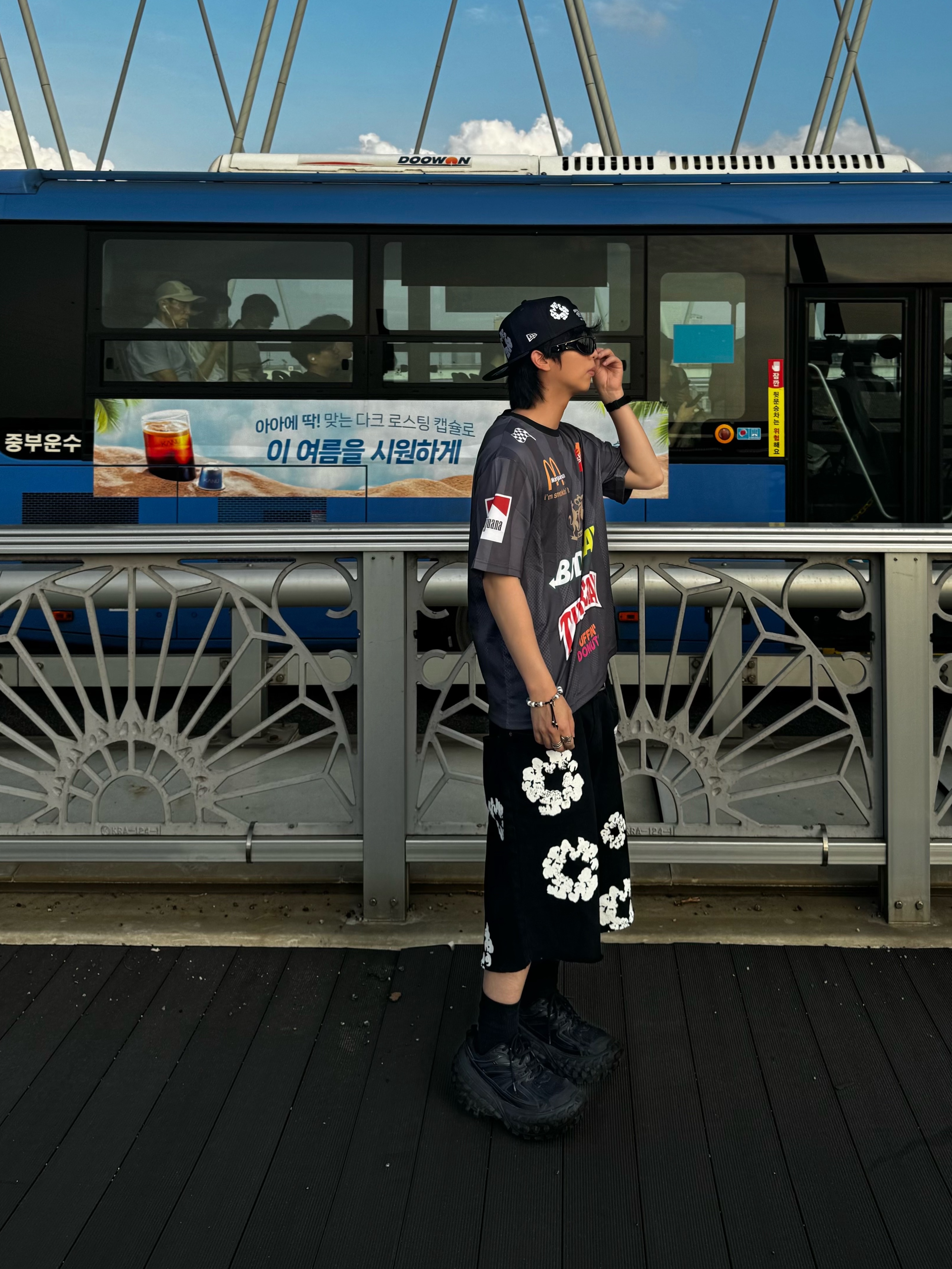 Denim Tears x New Era Cotton Wreath Navy, Denim Tears The Cotton Wreath Shorts Black 착용 스타일 - 3