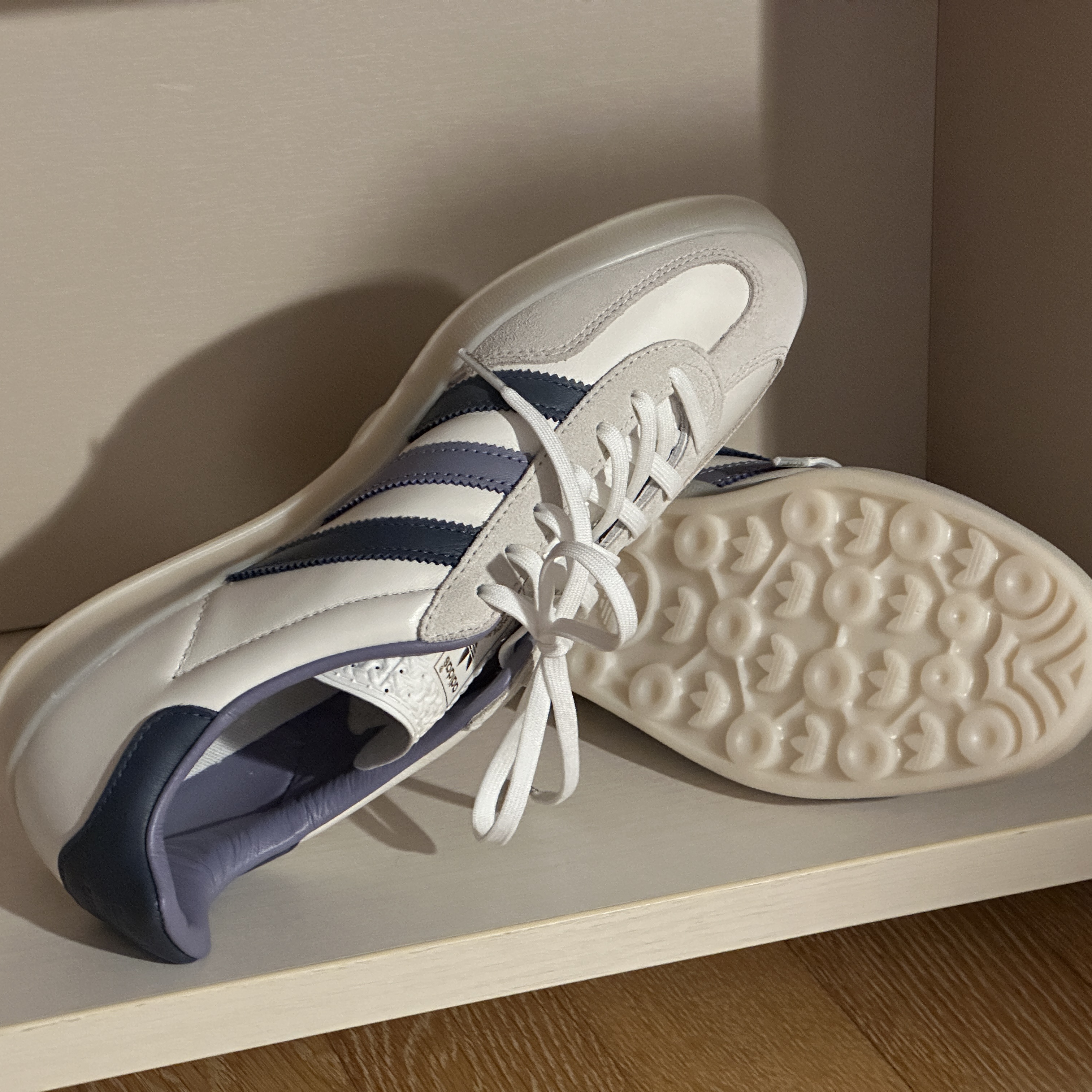 Adidas Gazelle Indoor Core White Preloved Ink 착용 스타일 - 3