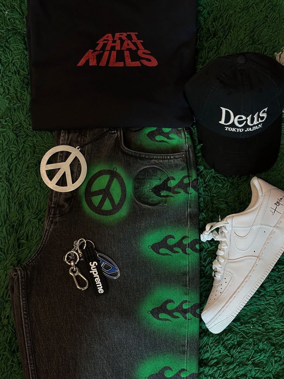 Supreme Ripstop Keychain Black - 24SS, Stussy x Dries Van Noten Hand Stencilled Jean Washed Black 착용 스타일 - 1