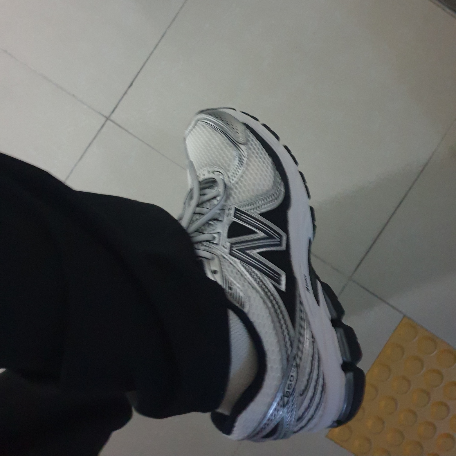 New Balance 860v2 White Black 착용 스타일