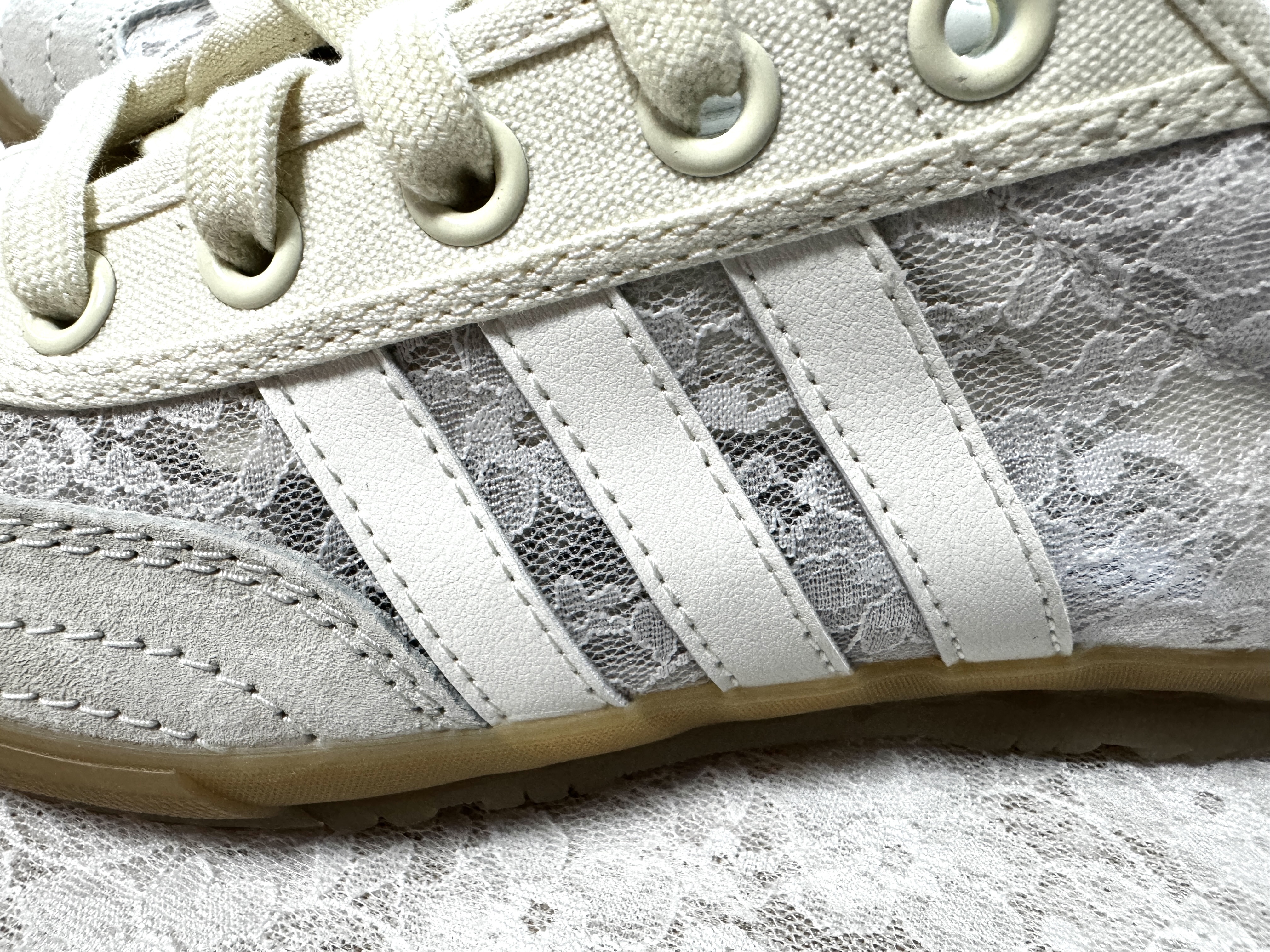 Adidas x Naked Tischtennis White Off White 착용 스타일 - 2