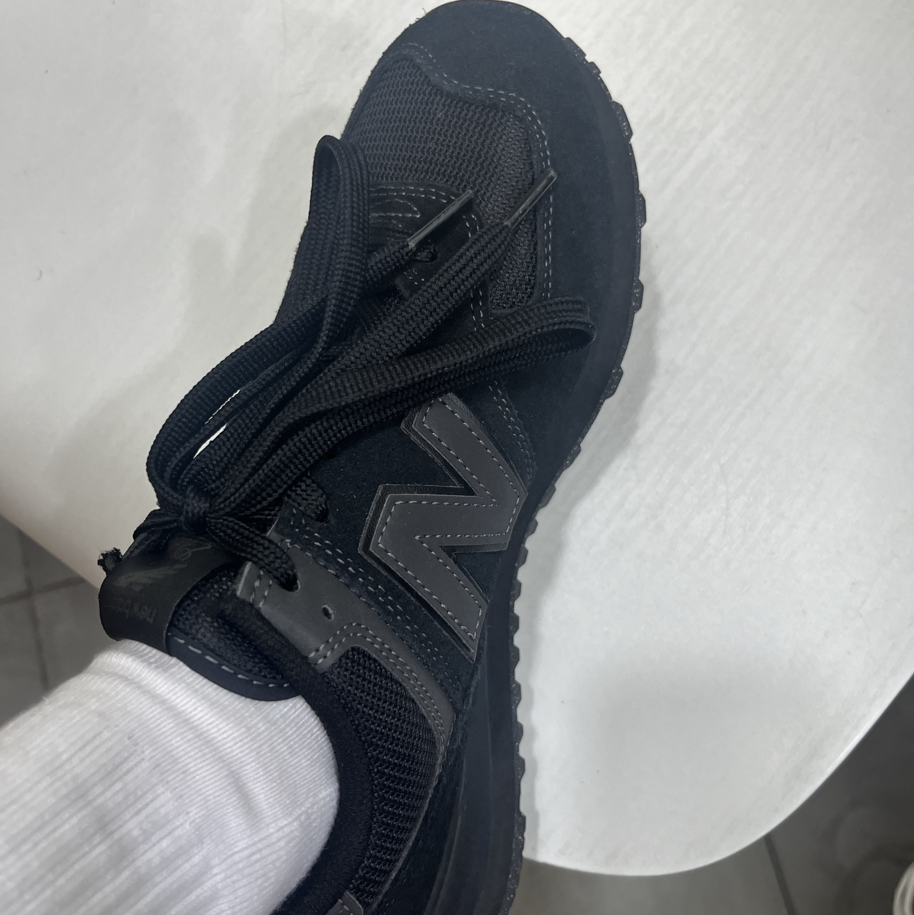 New Balance 574 Triple Black - D Standard 착용 스타일 - 2