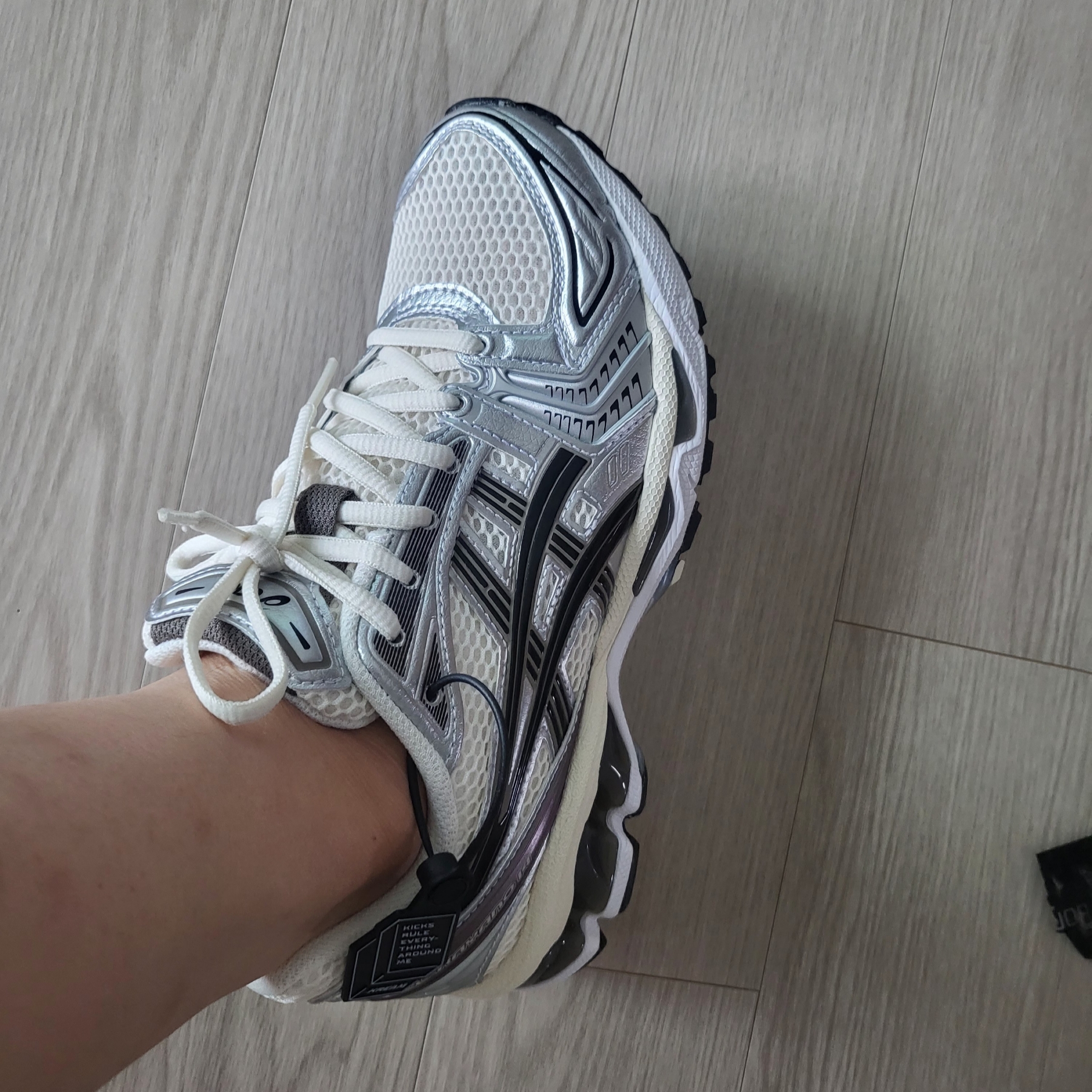 Asics Gel-Kayano 14 Cream Black 착용 스타일