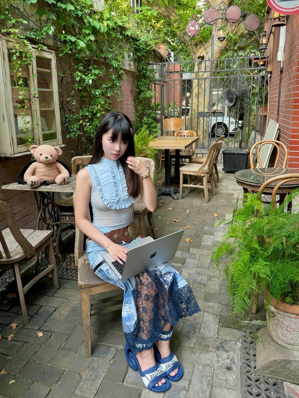[KREAM 단독] ADSB Andersson Bell Women All-Denim Printed Pleats Skirt Blue 착용 스타일 - 2