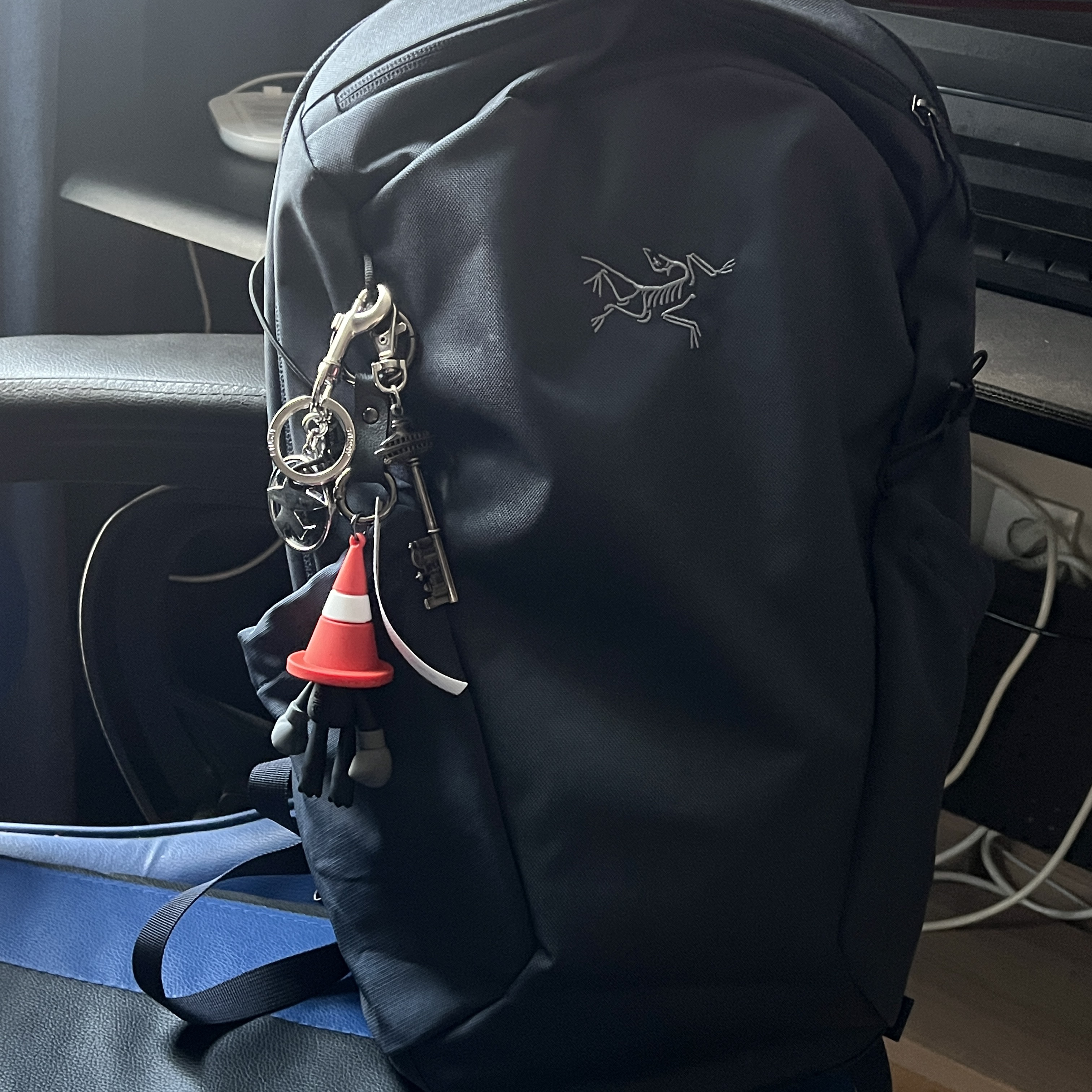 Stussy Surfman Keychain Silver, Arc'teryx Mantis 16 Backpack Black Sapphire 착용 스타일