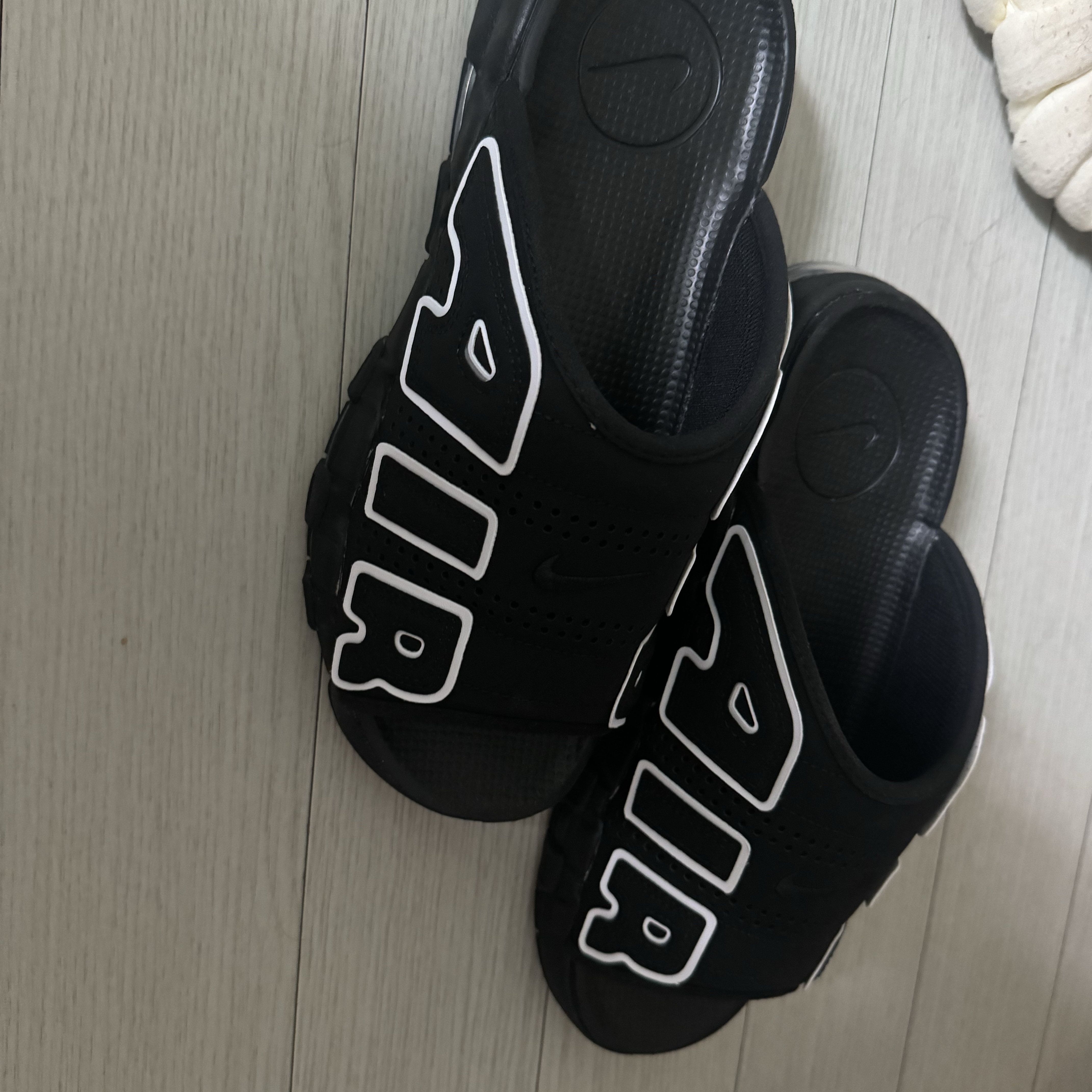 Nike Air More Uptempo Slide Black White 착용 스타일