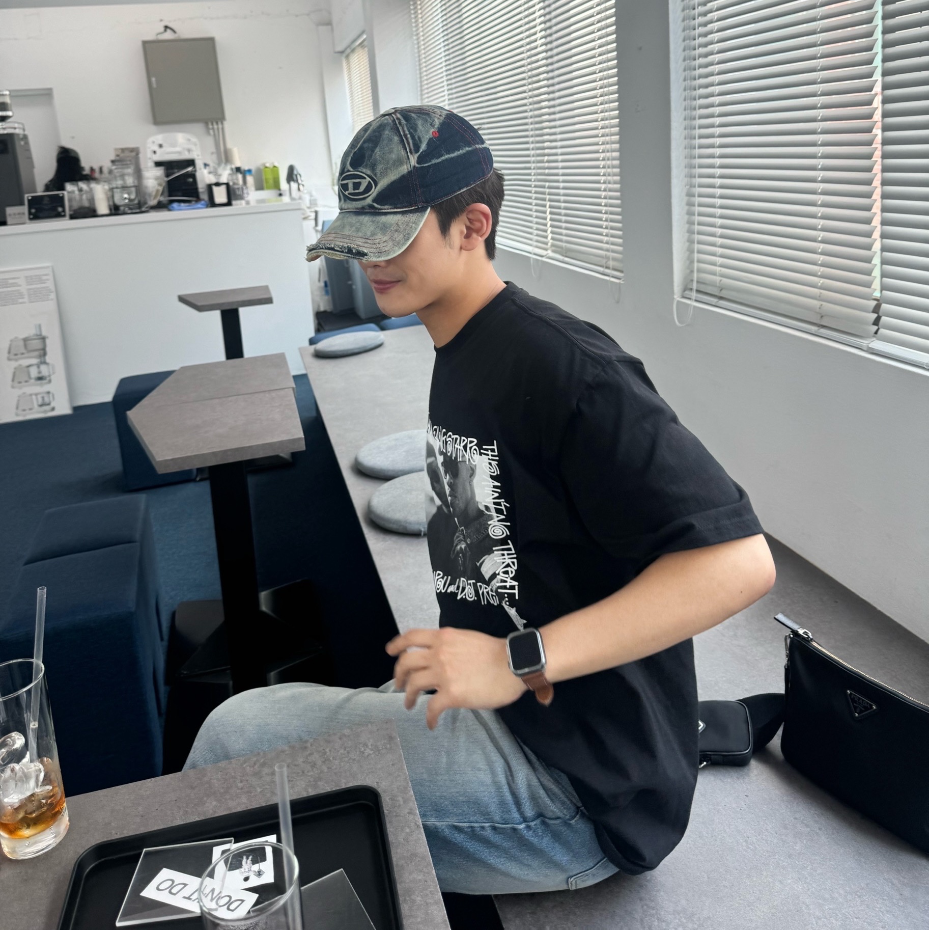 Stussy x Gang Starr Take It Personal T-Shirt Black, Diesel C-Seymon Treated Denim Baseball Cap Blue White 착용 스타일 - 2