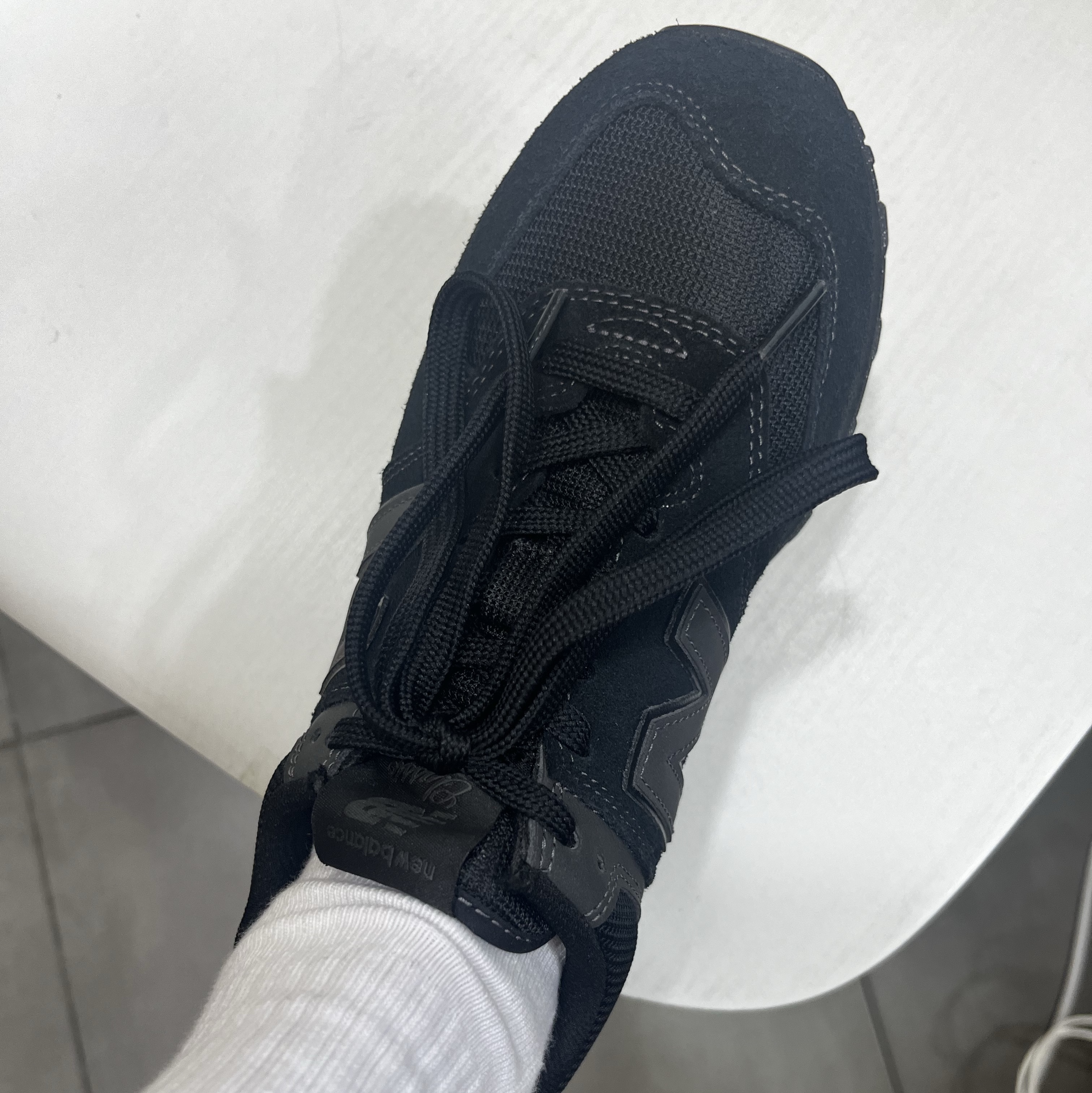 New Balance 574 Triple Black - D Standard 착용 스타일 - 1