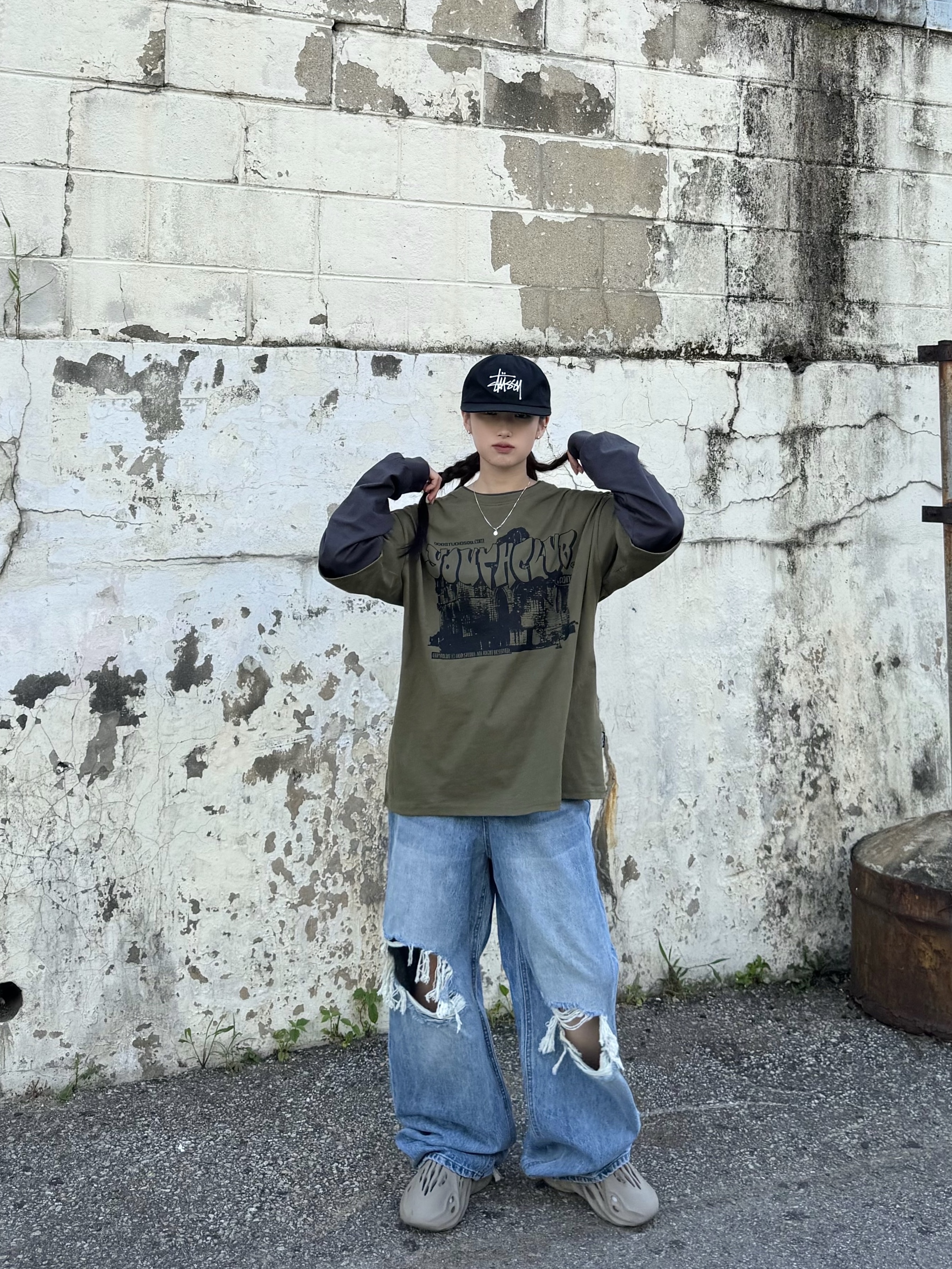 Adidas Yeezy Foam RNNR Stone Sage, Stussy Basic Strapback Cap Black 착용 스타일 - 1