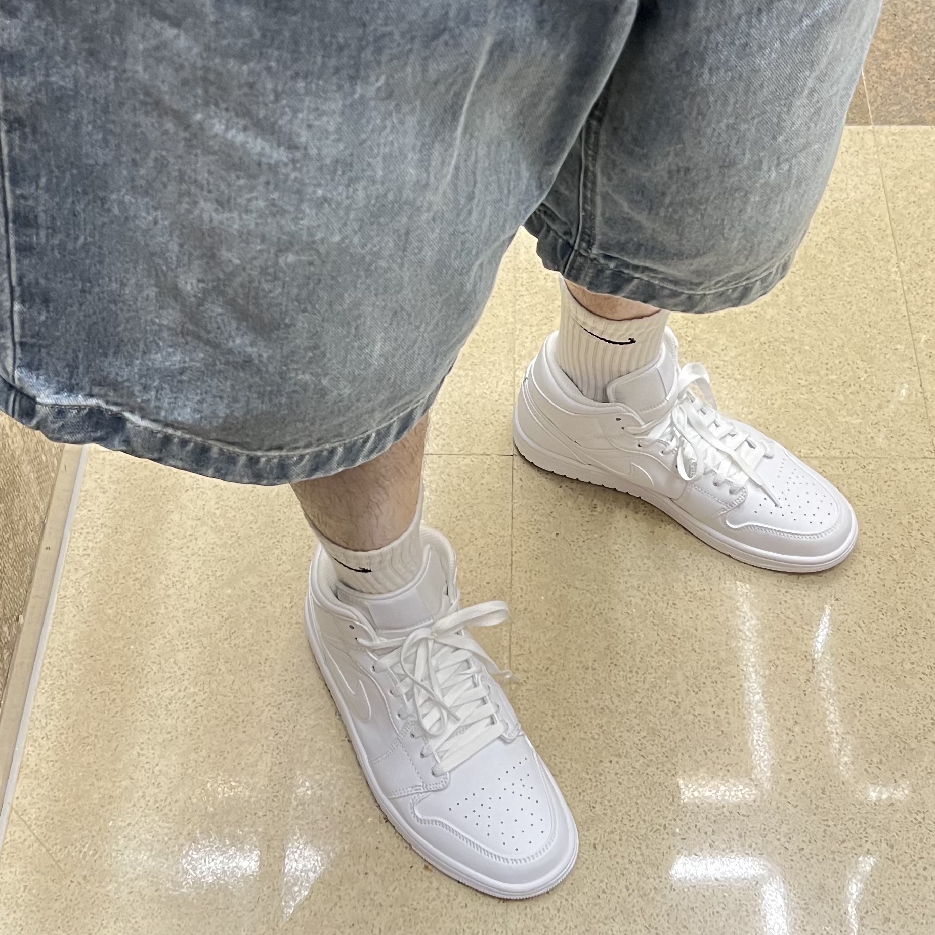 Jordan 1 Mid Triple White 2022 착용 스타일 - 1