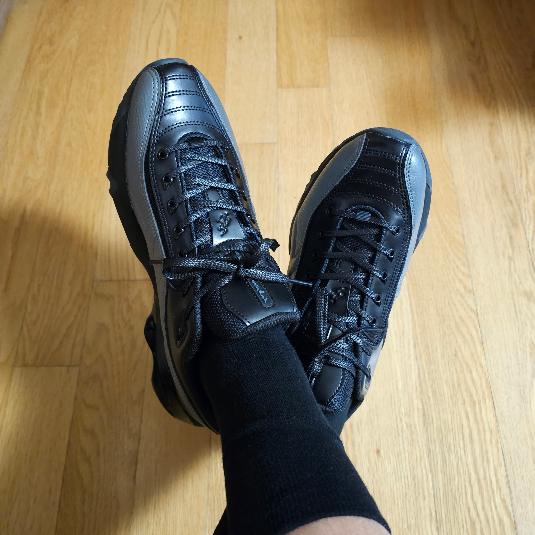 Asics x Kiko Kostadinov Novalis Gel-Teremoa Obsidian Black Smoke Shadow 착용 스타일 - 2