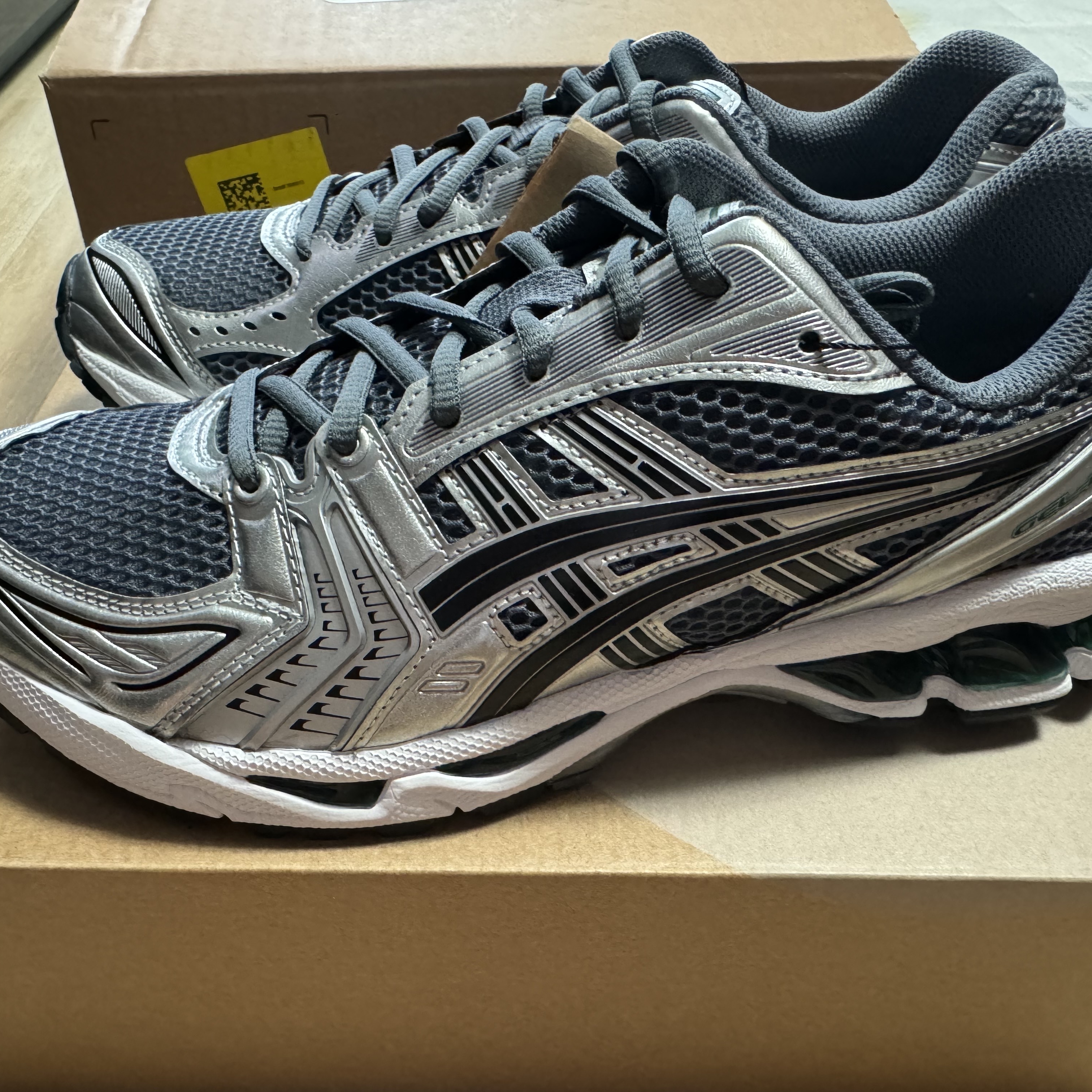 Asics Gel-Kayano 14 Metropolis Jasper Green 착용 스타일