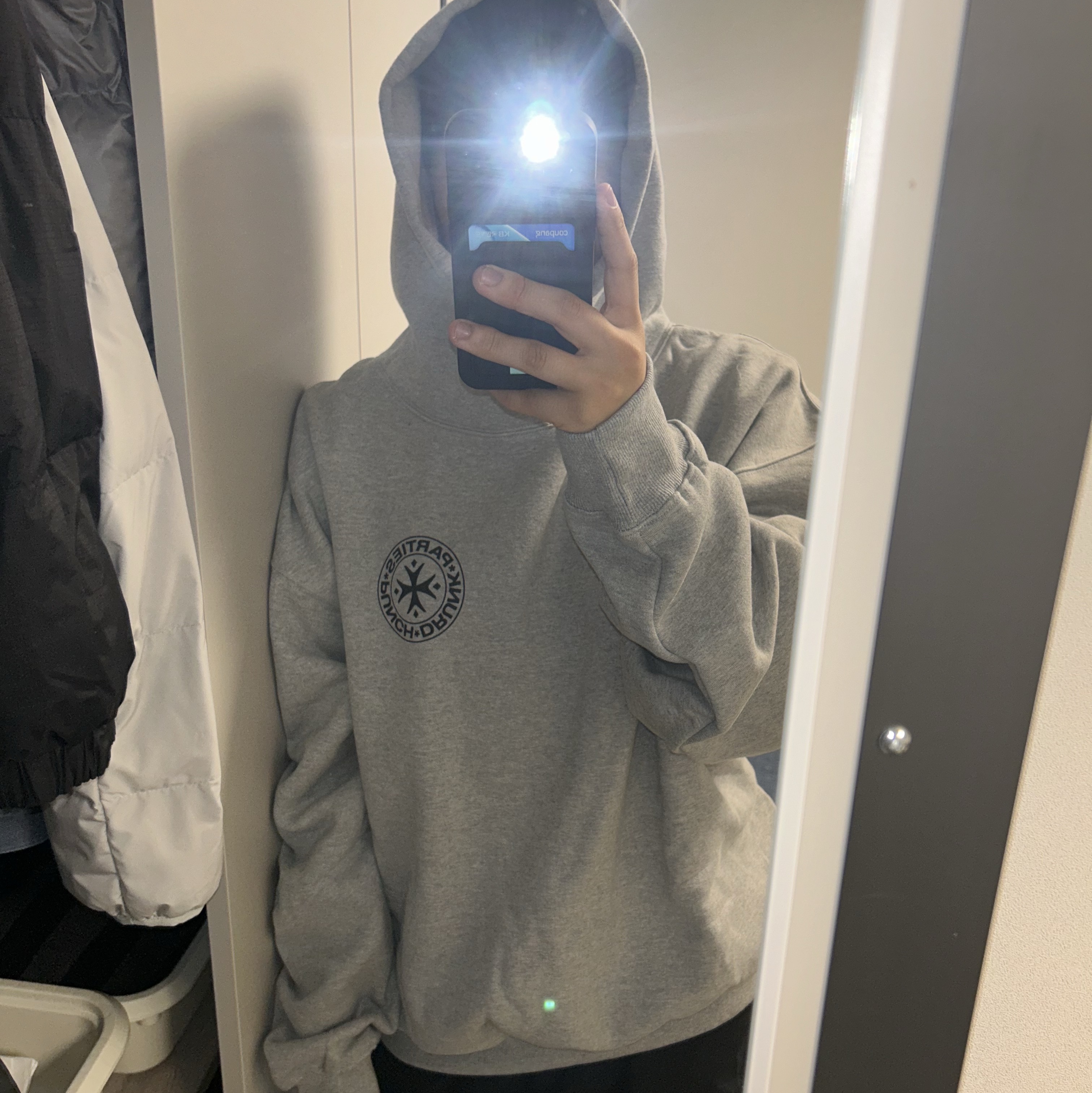 Punch Drunk Parties Circle Logo Oversized Hoodie Gray 착용 스타일 - 1