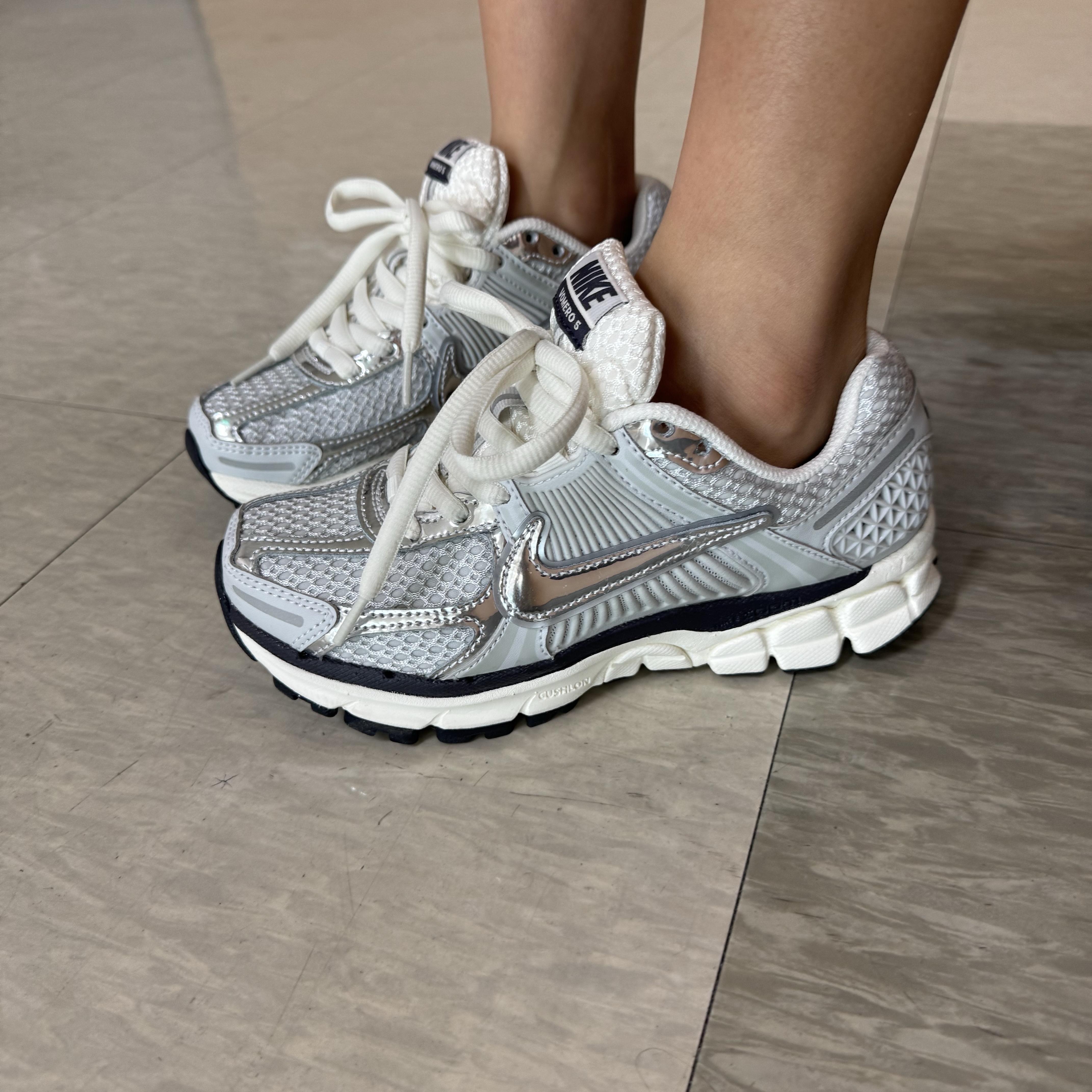 (W) Nike Zoom Vomero 5 Photon Dust and Metallic Silver 착용 스타일