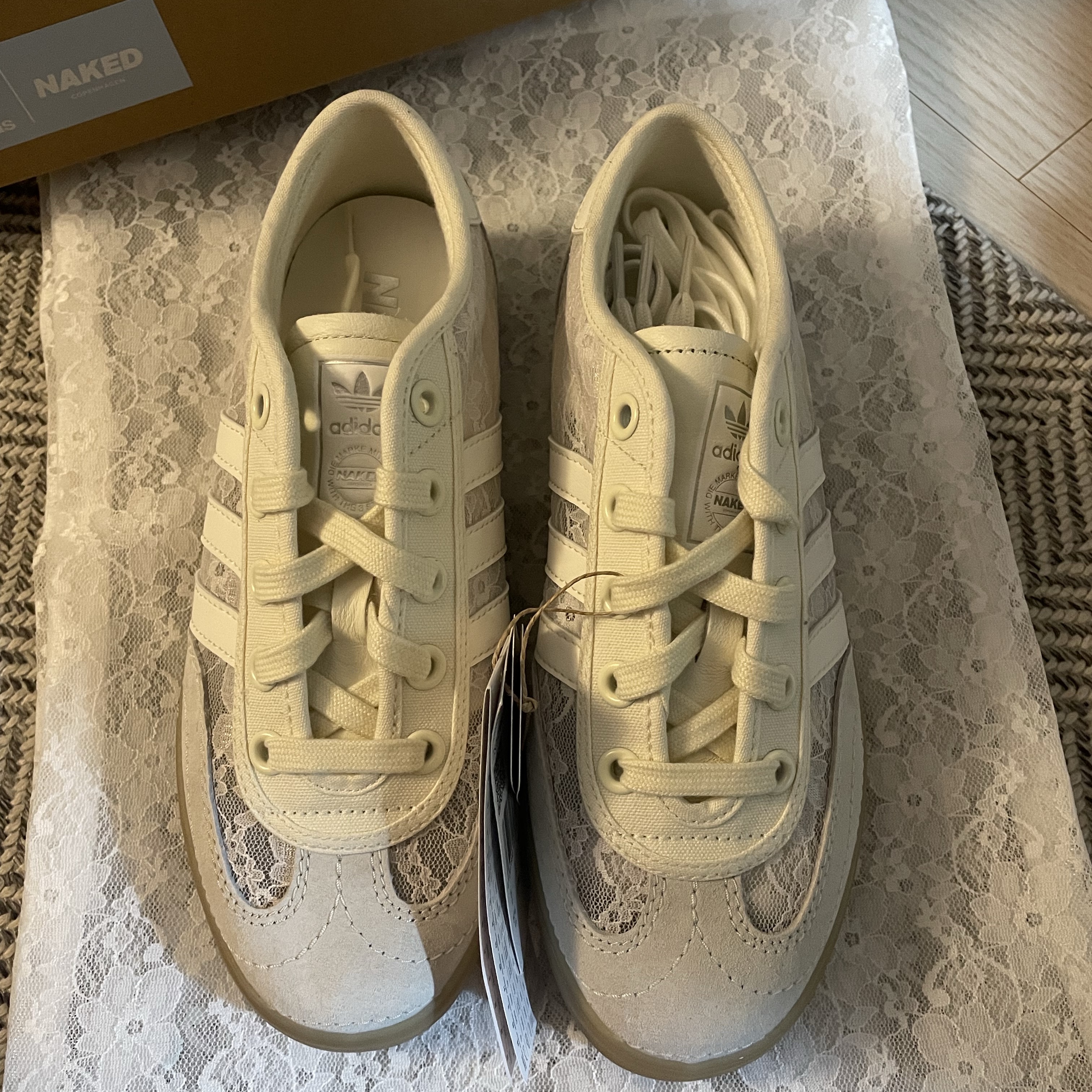 Adidas x Naked Tischtennis White Off White 착용 스타일 - 2