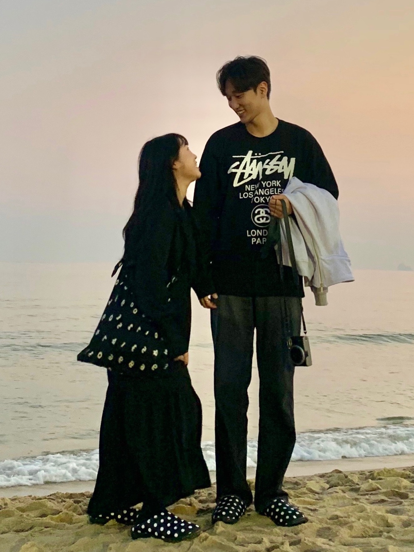 Stussy World Tour LS T-Shirt Black 2023, Subu Permanent F-Line Dots 착용 스타일 - 1