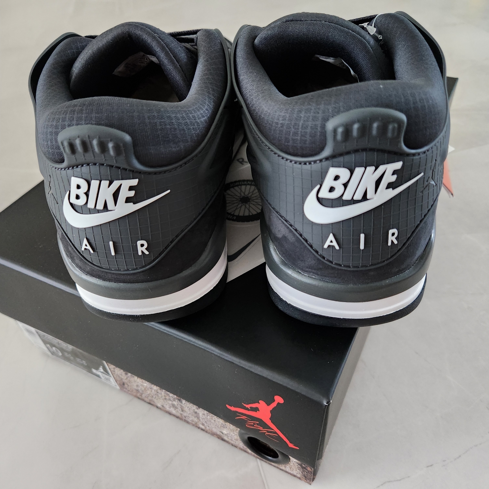 Jordan 4 x Nigel Sylvester RM SP Driveway Grey 착용 스타일 - 3