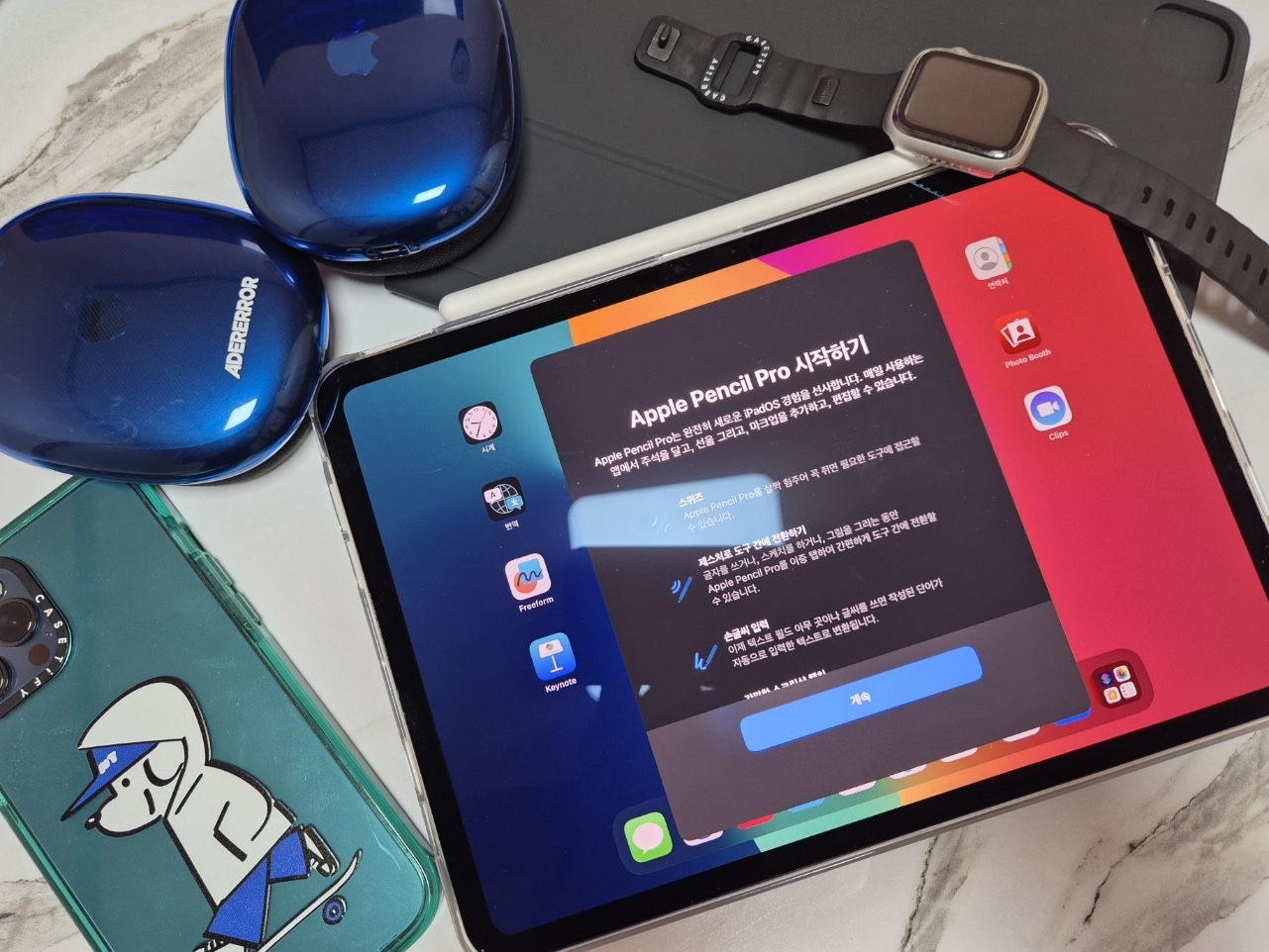 Apple iPad Pro 5th Gen 11-inch Wifi 256GB Standard Glass Silver (Korean Ver.), Apple Magic Keyboard for iPad Pro 11-inch and iPad Air Black (Korean Ver.) 착용 스타일 - 2