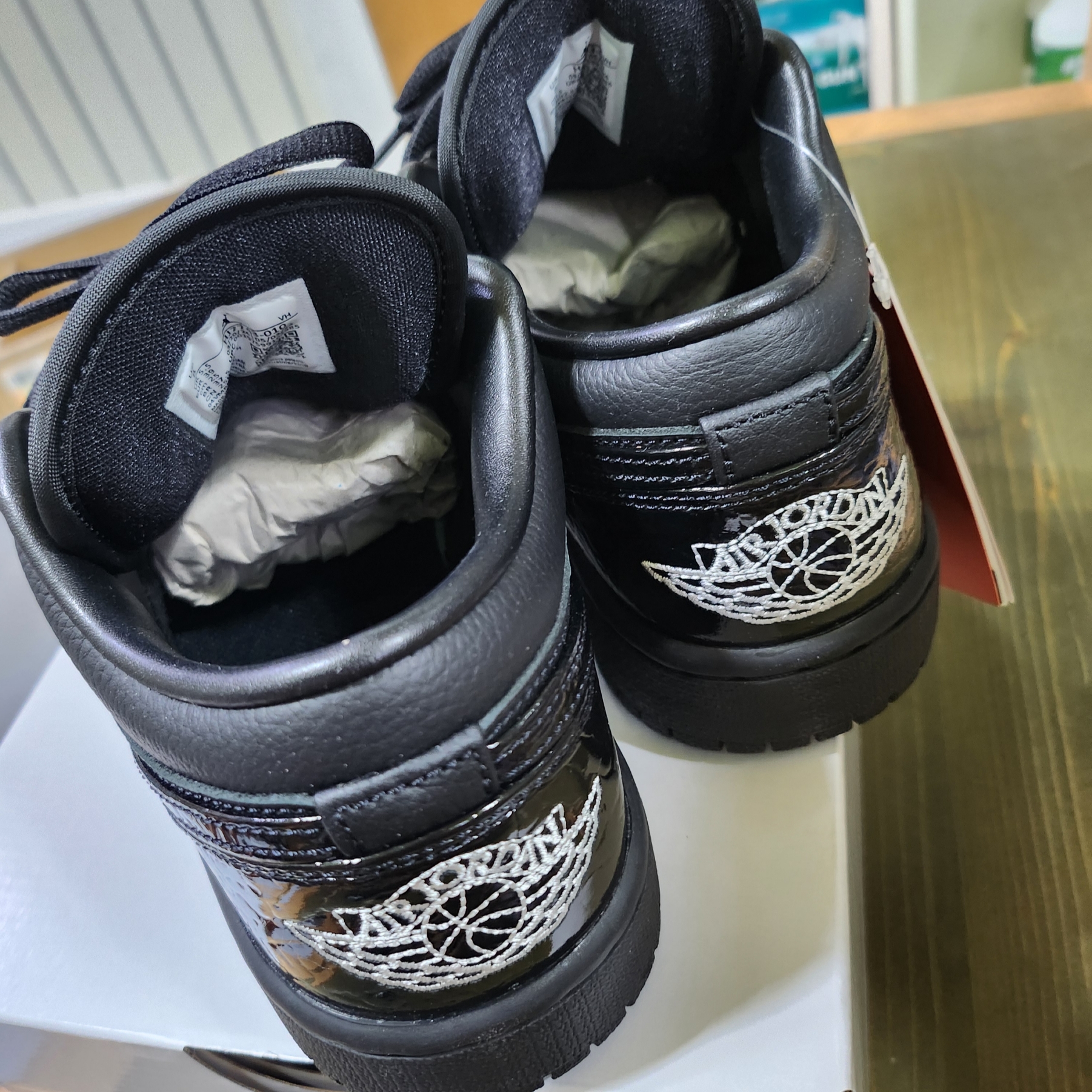 (W) Jordan 1 Low SE Black Metallic Silver 착용 스타일 - 2
