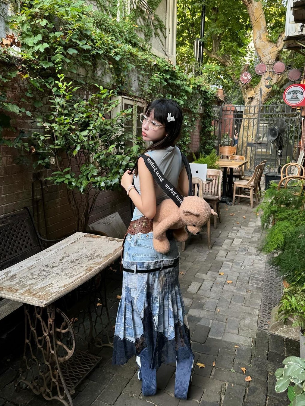 [KREAM 단독] ADSB Andersson Bell Women All-Denim Printed Pleats Skirt Blue 착용 스타일 - 1