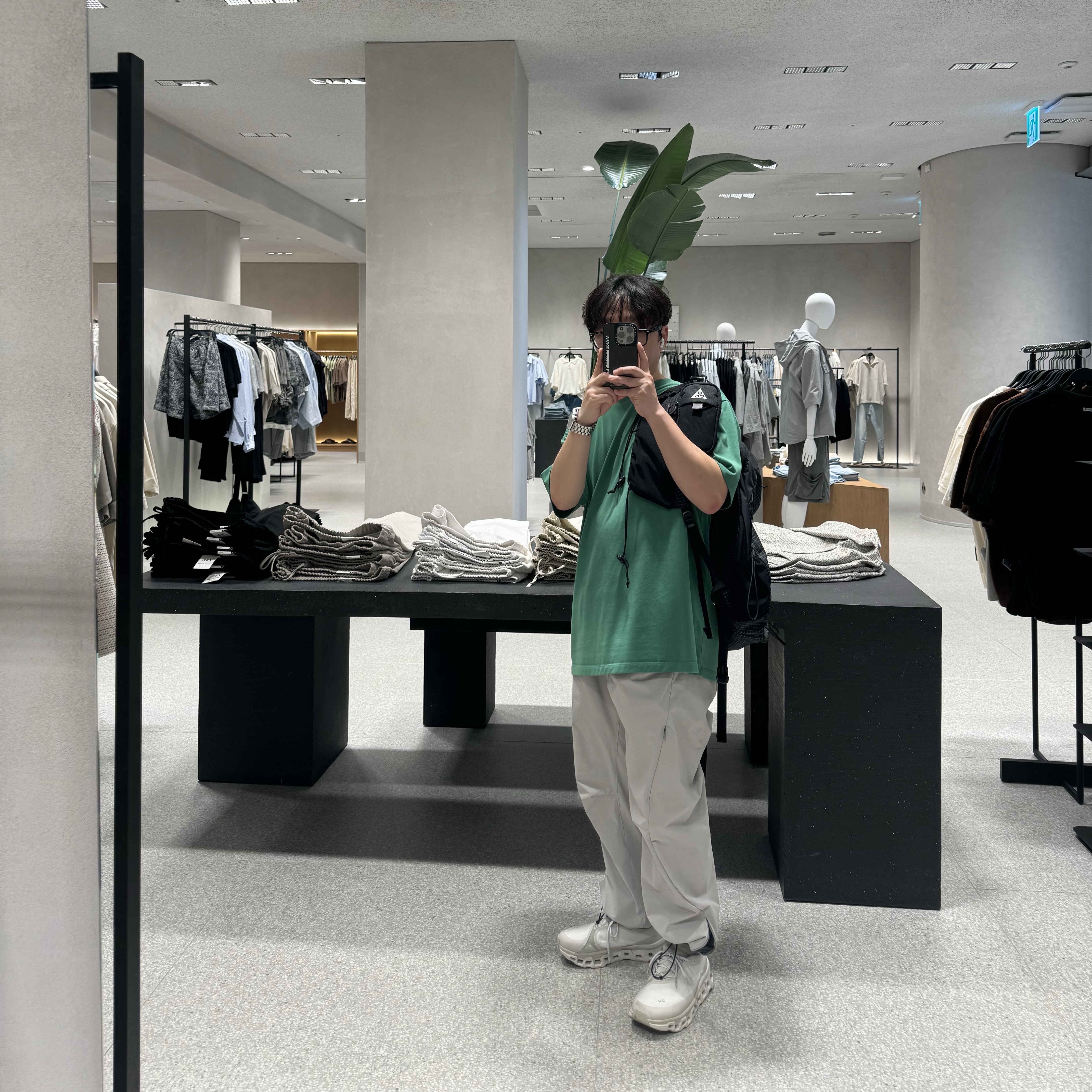 On Running x Post Archive Faction (Paf) Cloudmonster 2 Moondust Chalk, Arc'teryx Aerios 18 Backpack Black 착용 스타일