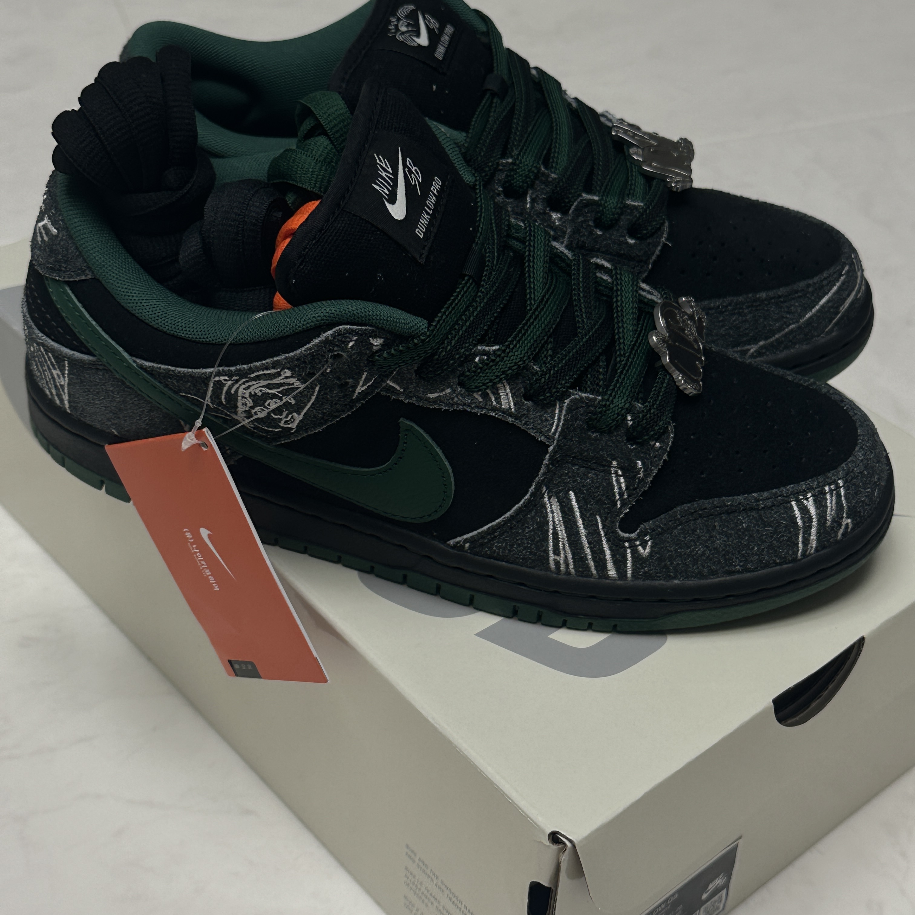 Nike x There SB Dunk Low Pro Anthracite and Gorge Green 착용 스타일