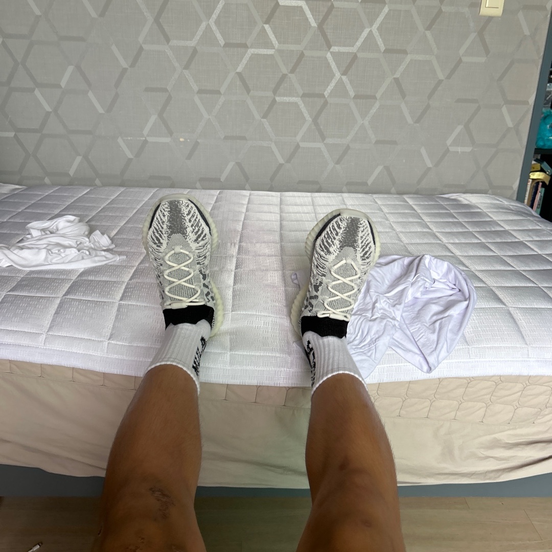 Adidas Yeezy 350 V2 CMPCT Slate White 착용 스타일